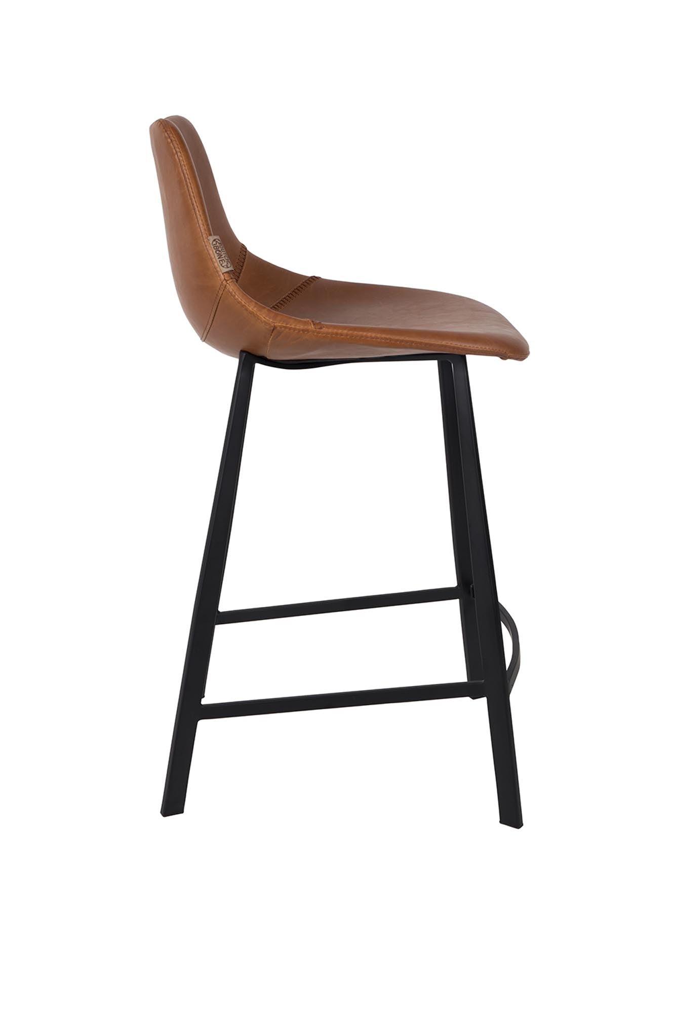 Stylischer Barstuhl Franky von Dutchbone, der modernes Design mit hervorragendem Sitzkomfort vereint und ideal für jede Bar oder Küche ist.