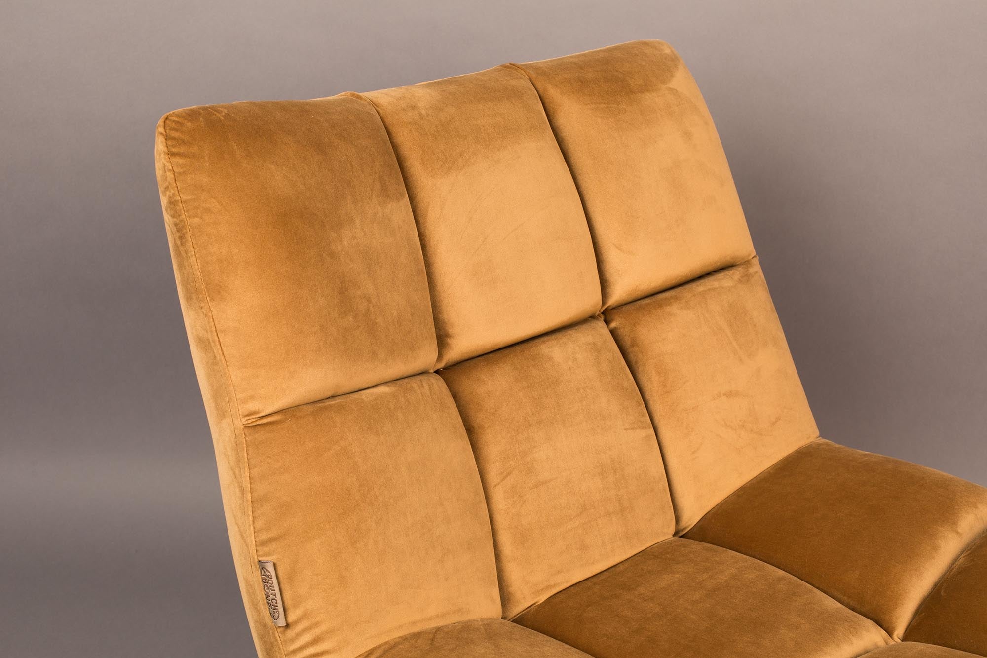 Stylischer Loungesessel BAR VELVET von Dutchbone in edlem Samt, perfekt für entspannte Stunden und moderne Wohnräume.