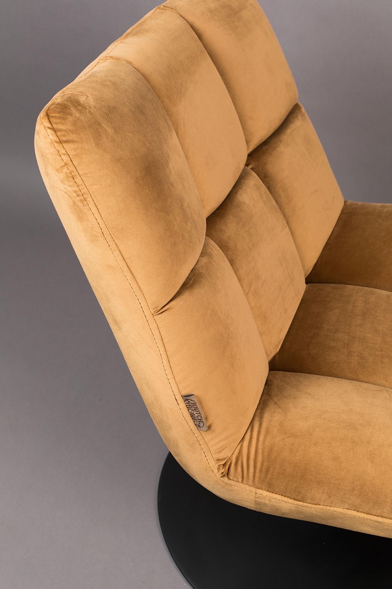Entdecken Sie den Loungesessel BAR VELVET von Dutchbone – ein elegantes Möbelstück, das mit seinem luxuriösen Velvet-Stoff und modernen Akzenten jeden Raum stilvoll bereichert.
