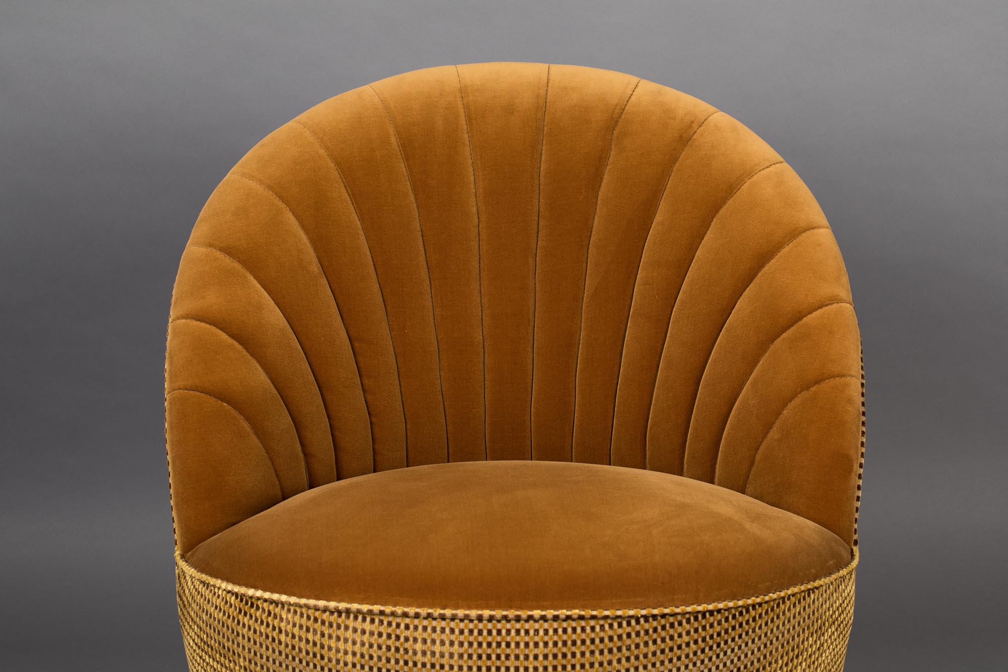 Moderner Loungesessel MADISON von Dutchbone, vereint stilvolles Design mit hohem Komfort. Ideal für entspannte Stunden in jedem Raum.
