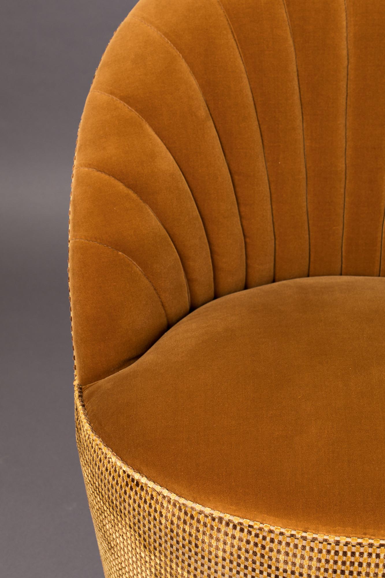 Eleganter Loungesessel MADISON von Dutchbone, der mit seinem modernen Design und gemütlichem Sitzkomfort jeden Raum aufwertet.
