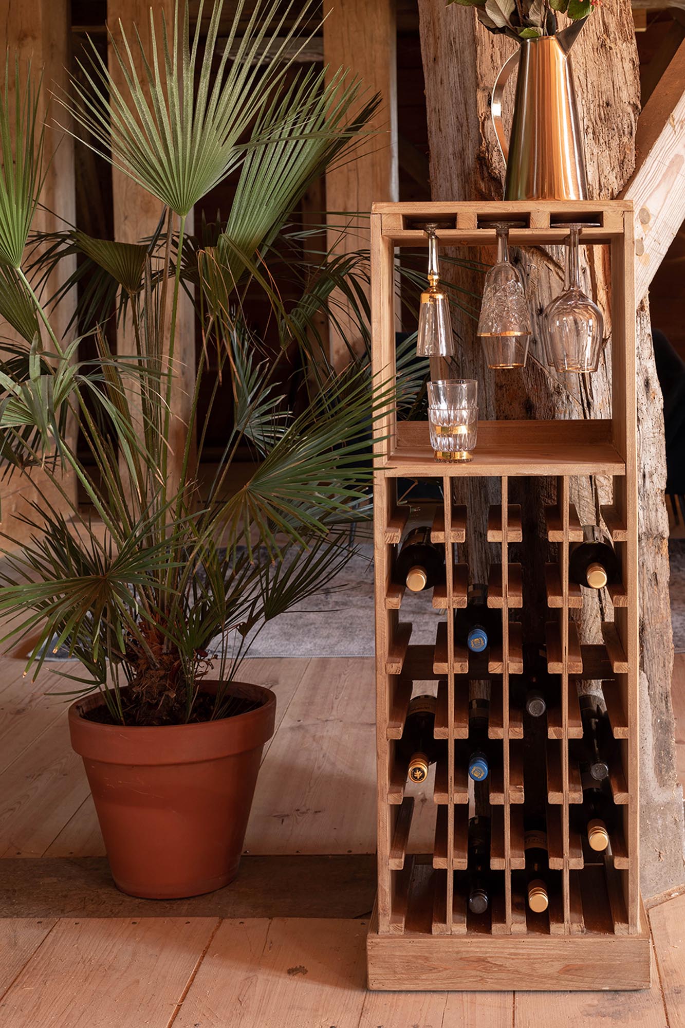 Entdecken Sie das Cabinet Claude von Dutchbone: Stilvolles Retro-Design trifft auf praktische Aufbewahrungslösungen für Ihr Zuhause.