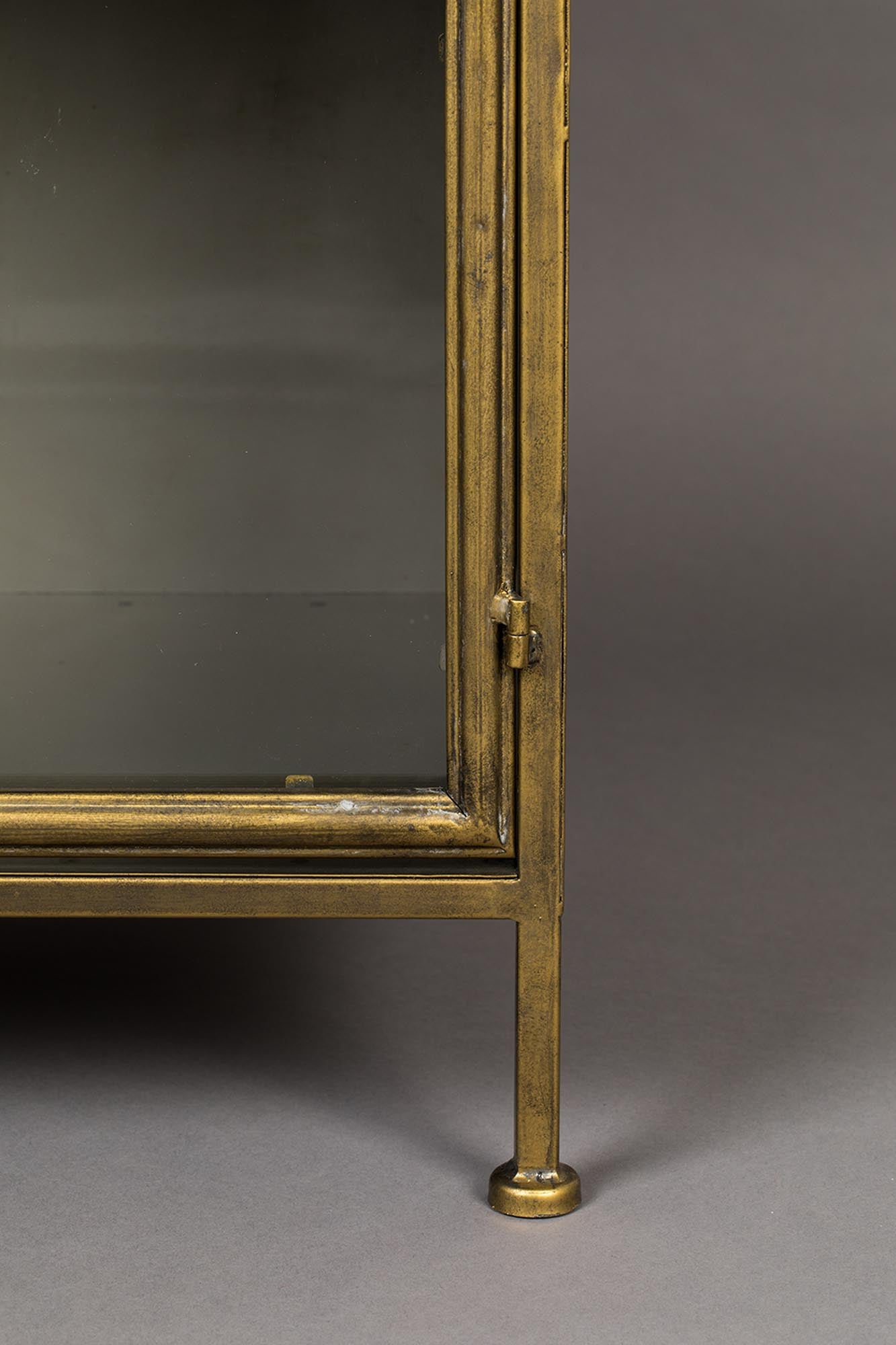 Stilvolles GERTLUSH Cabinet von Dutchbone, gefertigt aus edlem Holz, perfekt für eine moderne und elegante Einrichtung.