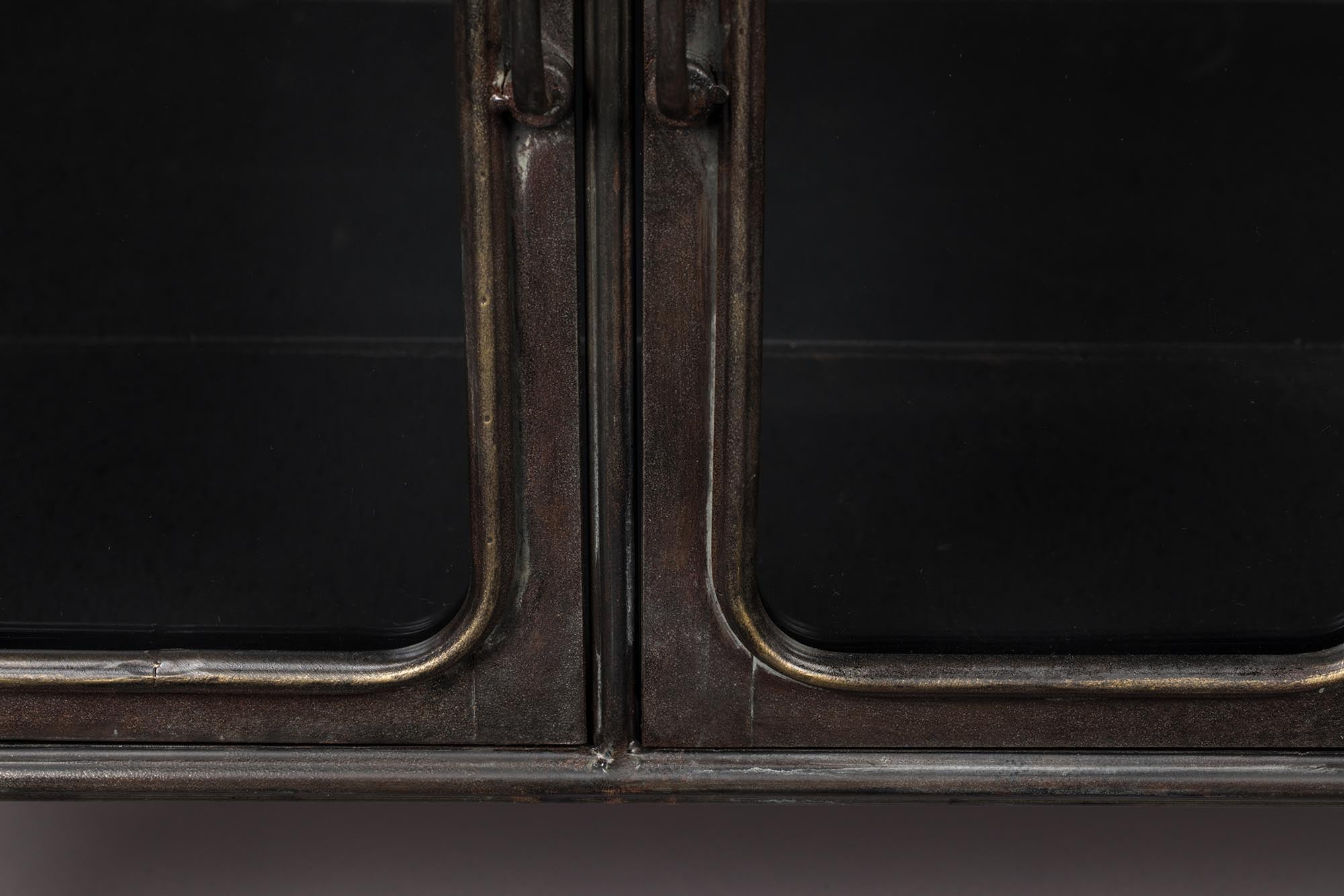Elegantes Sideboard DENZA von Dutchbone mit nostalgischem Design, ideal zur Aufbewahrung und als stilvolles Möbelstück in jedem Raum.