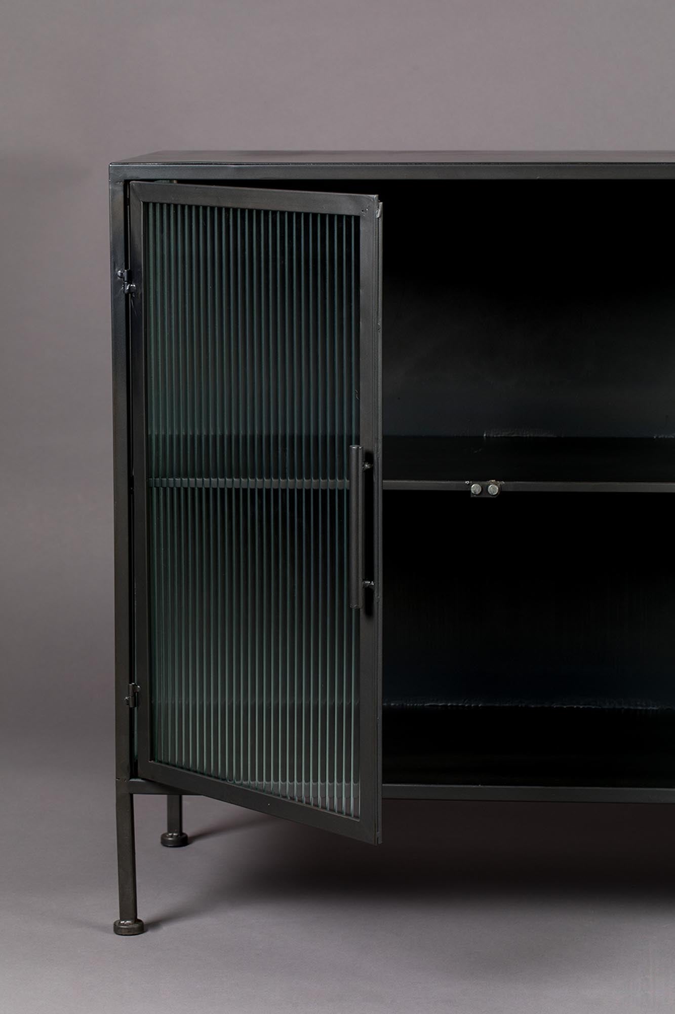 Entdecken Sie das stilvolle Sideboard Boli von Dutchbone – eine harmonische Verbindung aus modernem Chic und praktischer Aufbewahrung.