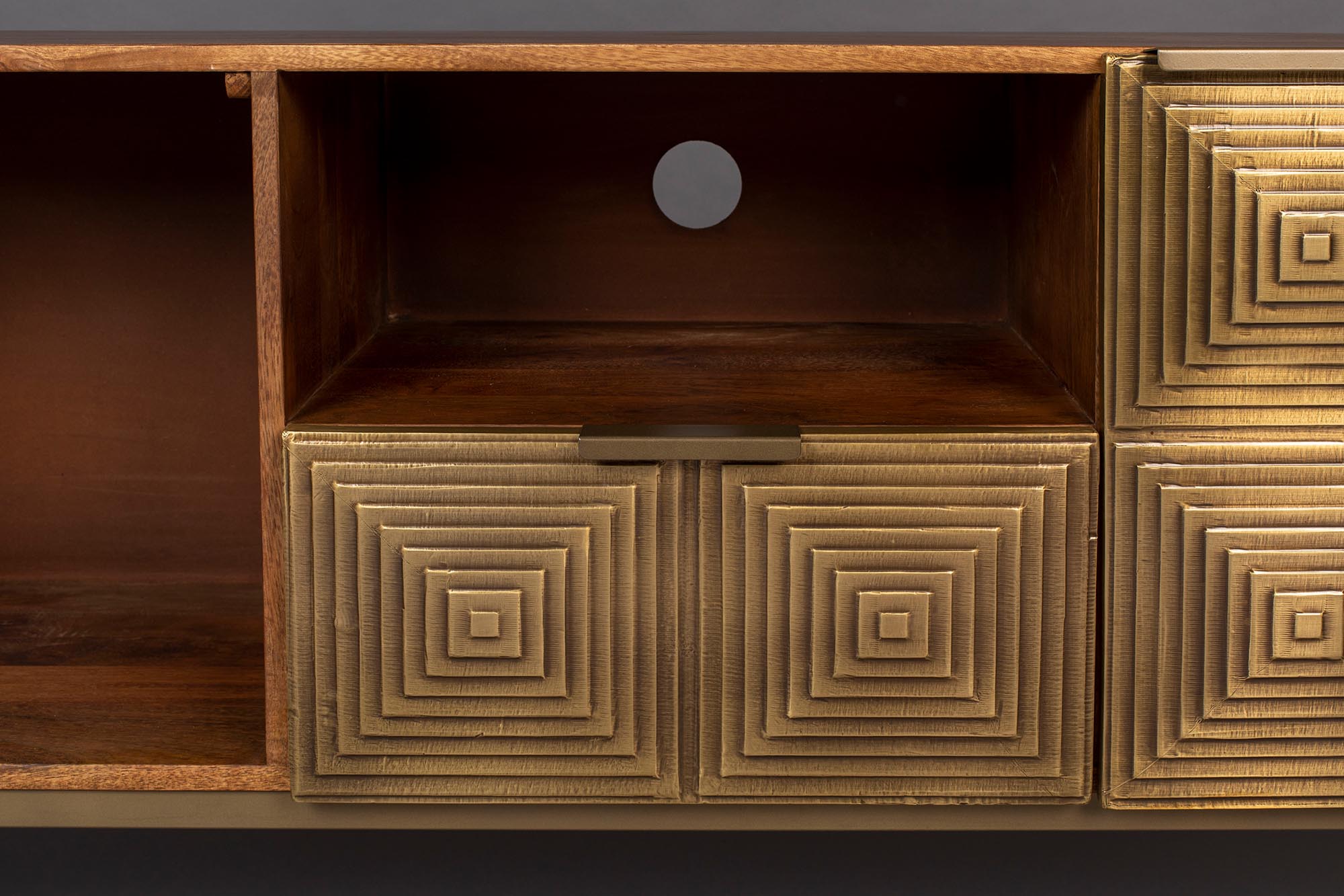 Stylisches Sideboard Volan von Dutchbone, das durch seine besondere Oberflächenstruktur und moderne Formgebung besticht.