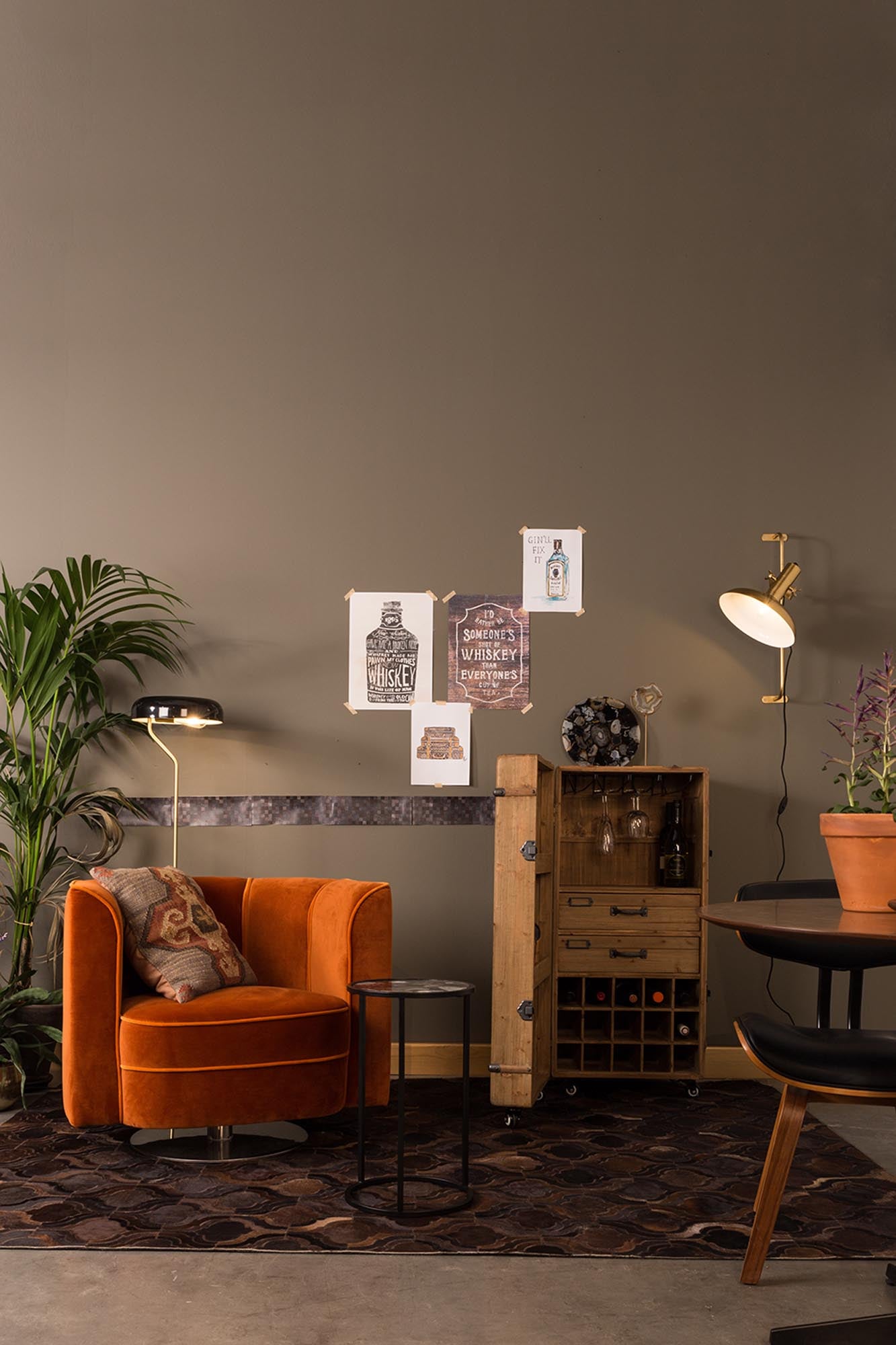 Elegante Stehleuchte Eclipse von Dutchbone, die mit ihrem modernen Design und warmem Licht jeden Wohnraum aufwertet.