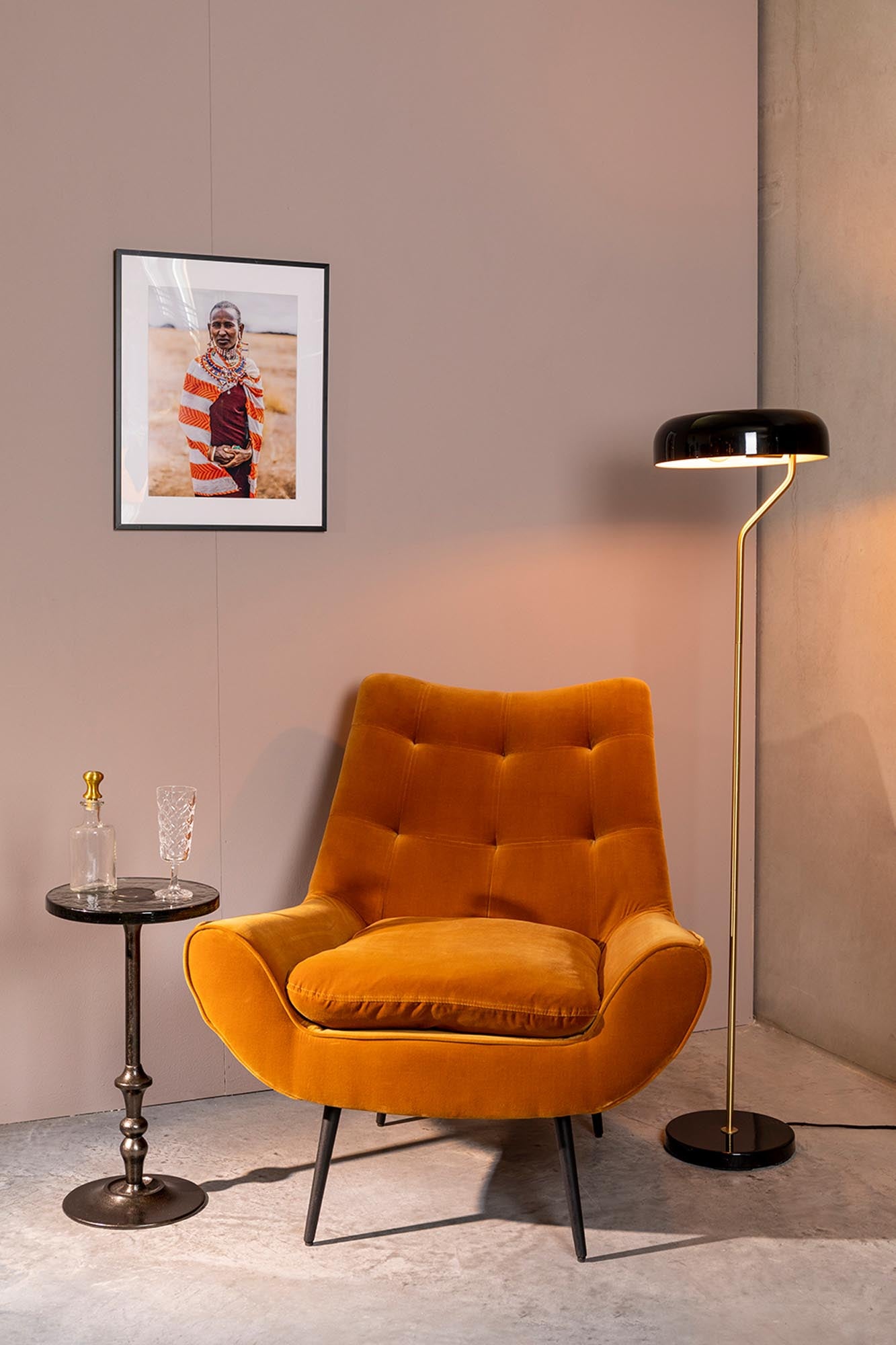 Moderne Stehleuchte Eclipse von Dutchbone, die durch ihr kreatives Design und sanfte Beleuchtung eine gemütliche Atmosphäre schafft.