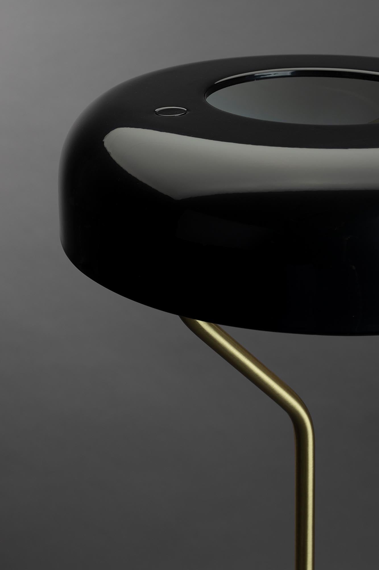 Elegante Tischleuchte Eclipse von Dutchbone, die mit ihrem modernen Design und warmem Licht jeden Raum aufwertet.