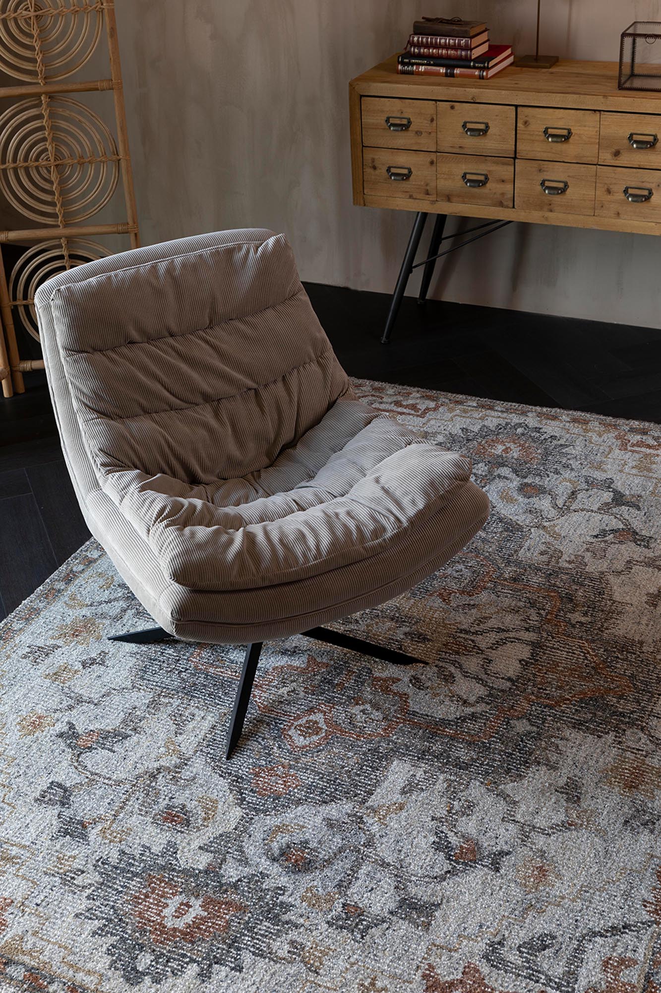 Teppich Amori von Dutchbone: Ein stilvoller Teppich mit einzigartigem Design, der jedem Raum eine gemütliche Atmosphäre verleiht.