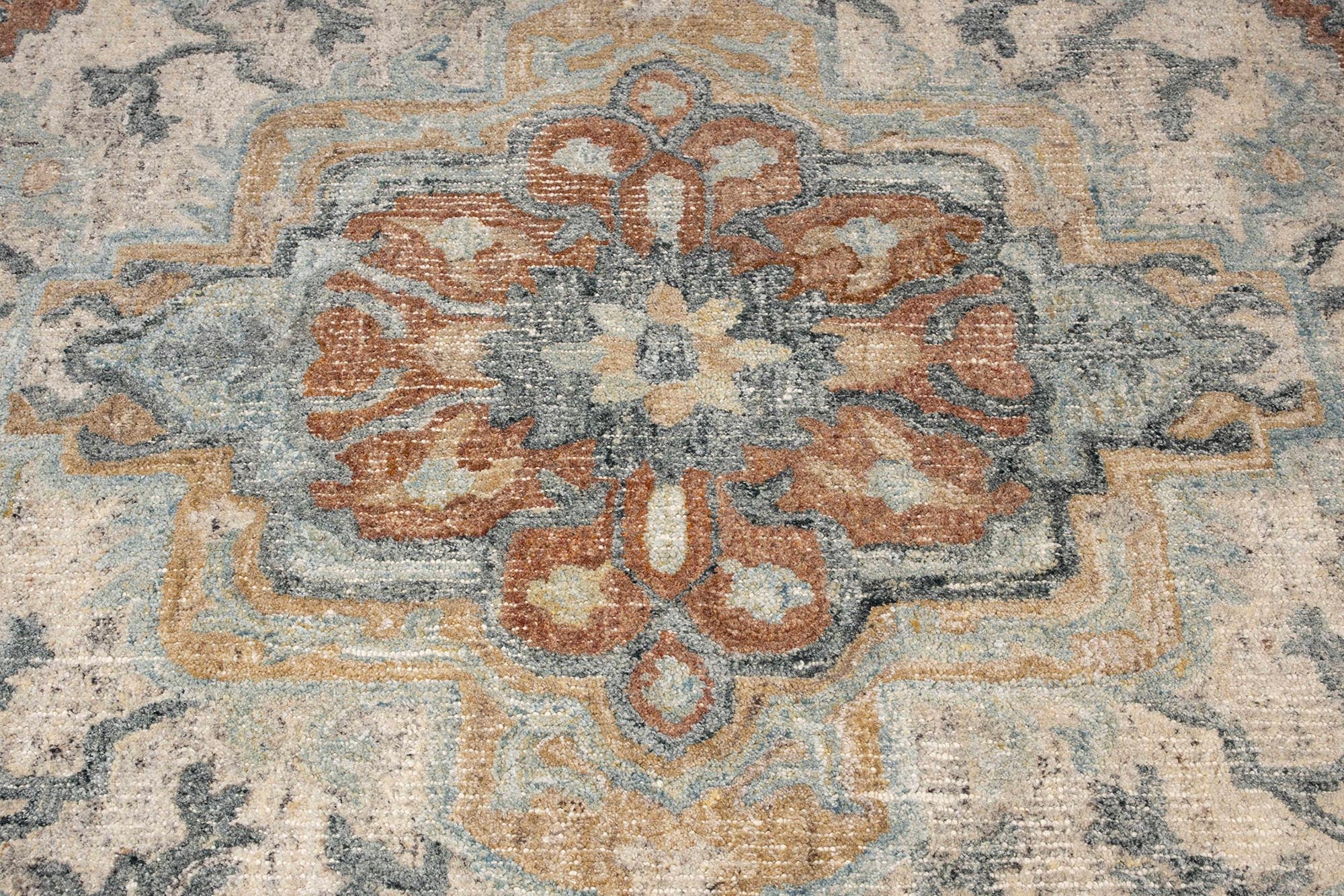Entdecken Sie den Teppich Amori von Dutchbone: Stilvolles Design mit zarten Blumenmotiven, ideal für jeden Raum und in verschiedenen Größen und Farbtönen.