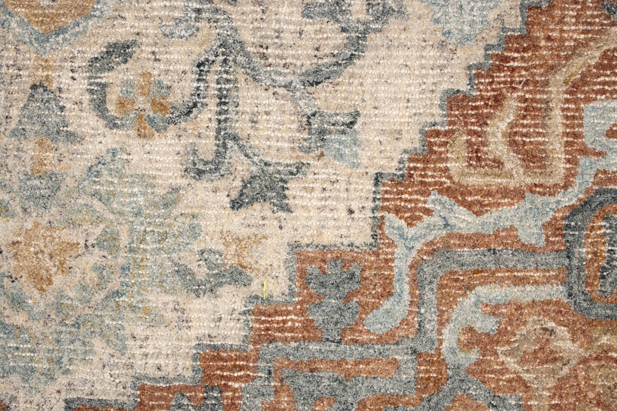 Teppich Amori: Charmantes Design mit floralen Mustern, sanfte Töne, hochwertig, in diversen Grössen und Farben verfügbar.