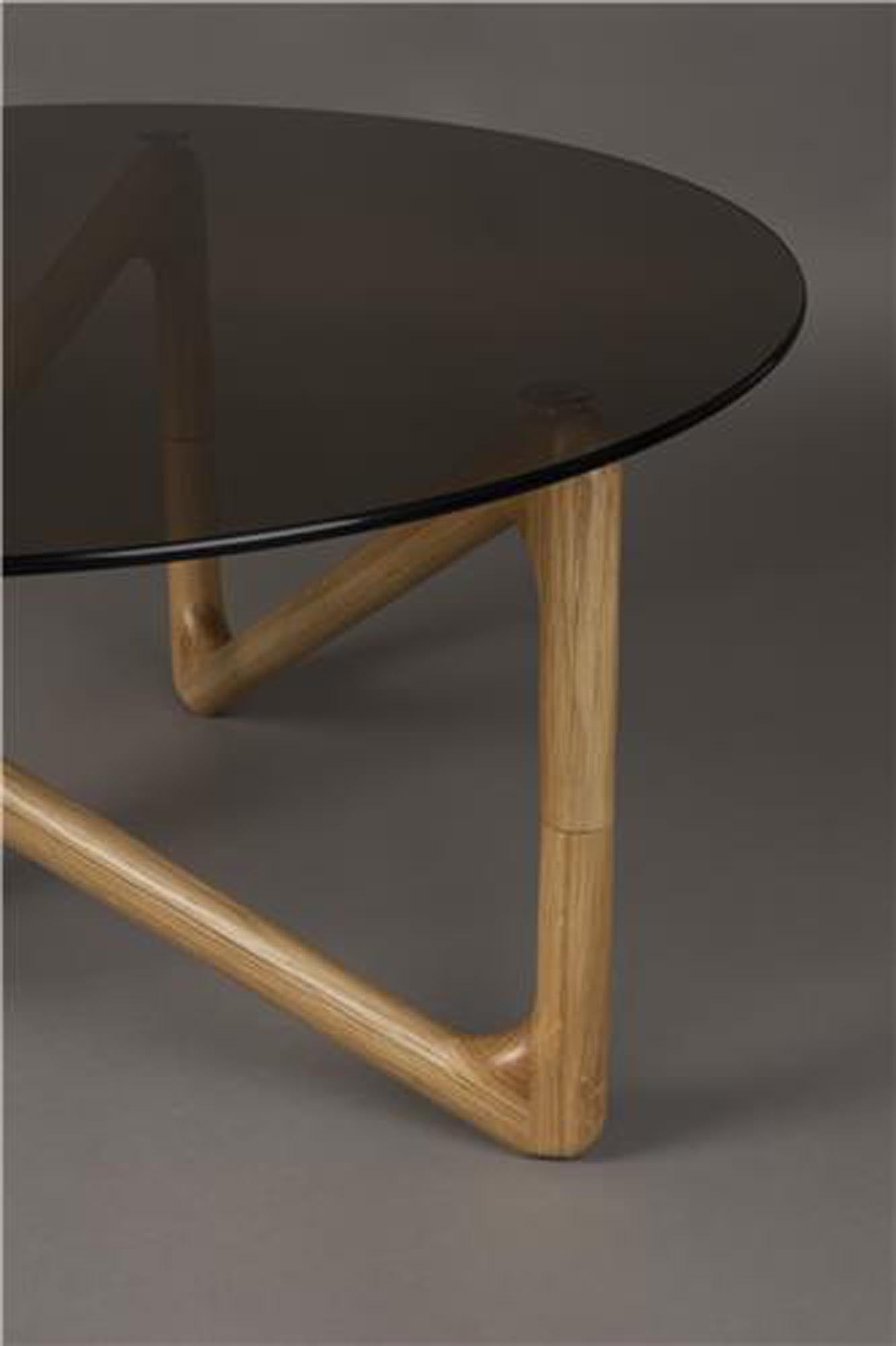 Eleganter Couchtisch Naia von Dutchbone, der mit seinem einzigartigen Design und hochwertigen Materialien jeden Wohnraum aufwertet.