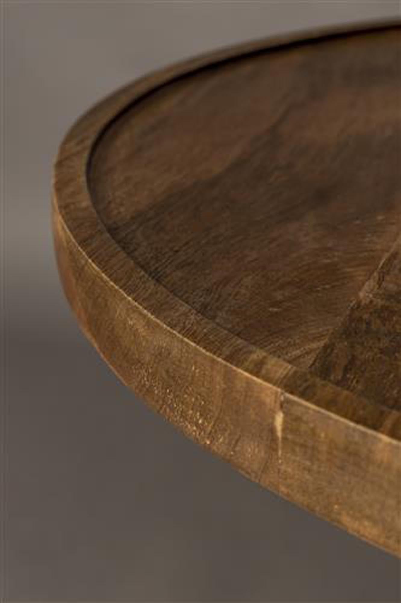 Der Kaffeetisch CATH von Dutchbone vereint modernes Design mit robustem Mangoholz und bringt einen Hauch von Eleganz in Ihr Zuhause.