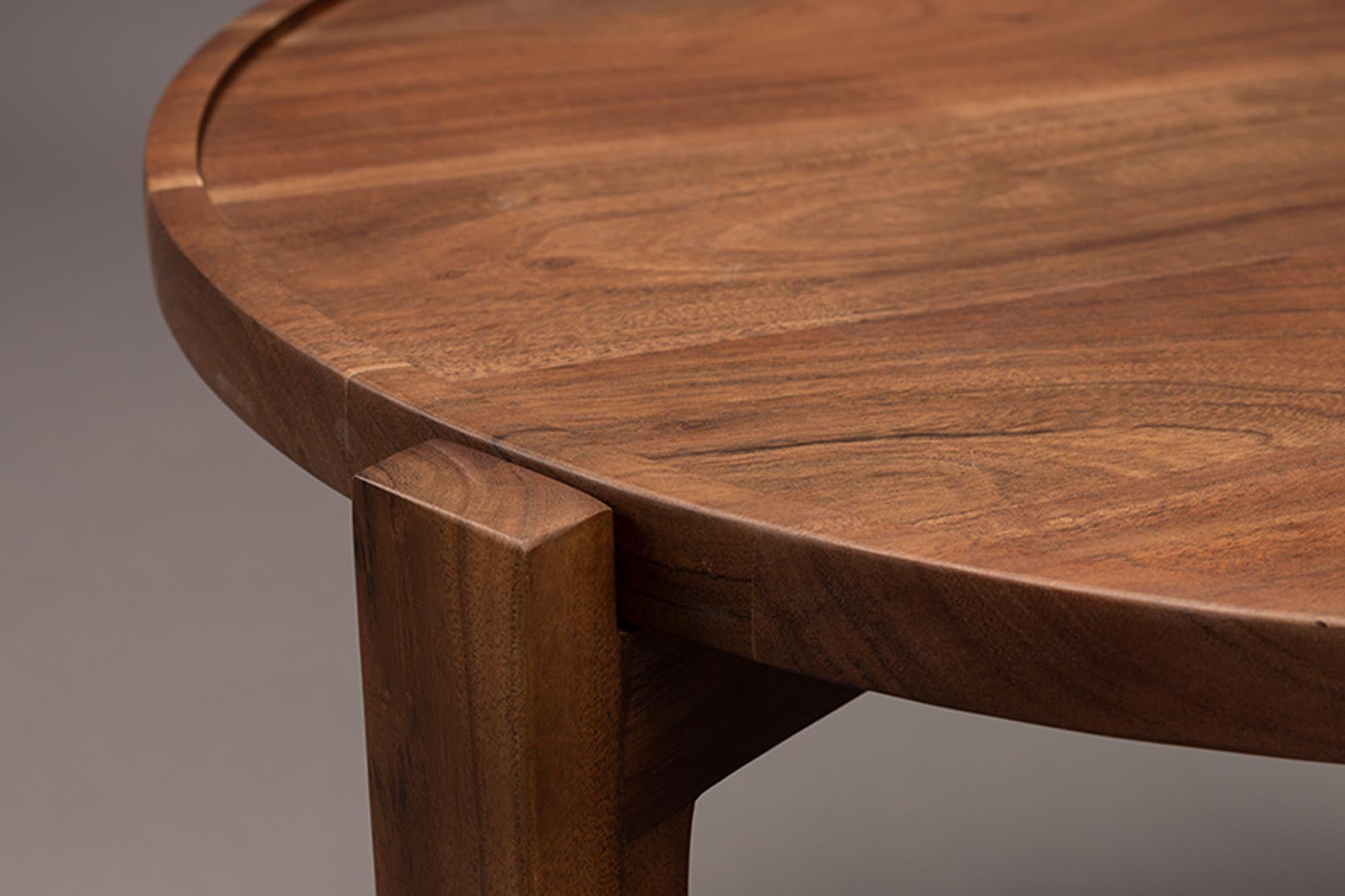 Eleganter Couchtisch Shane von Dutchbone, kombiniert hochwertiges Holz mit einem modernen Metallgestell für ein zeitgemäßes Wohnambiente.