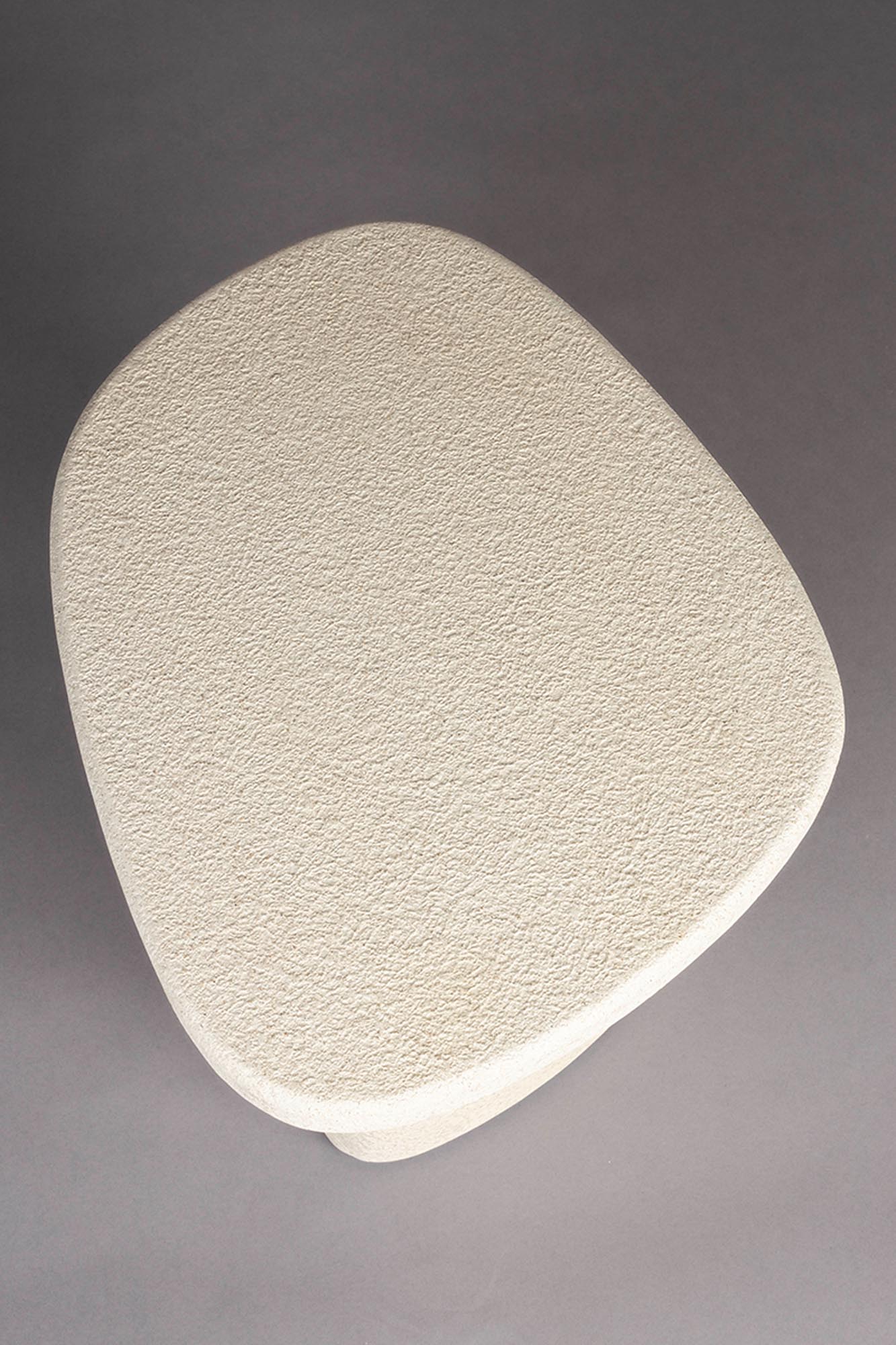 Eleganter Beistelltisch Veda High von Dutchbone, gefertigt aus recyceltem Marmor und robustem MDF-Sperrholz, perfekt für stilvolle Wohnräume.