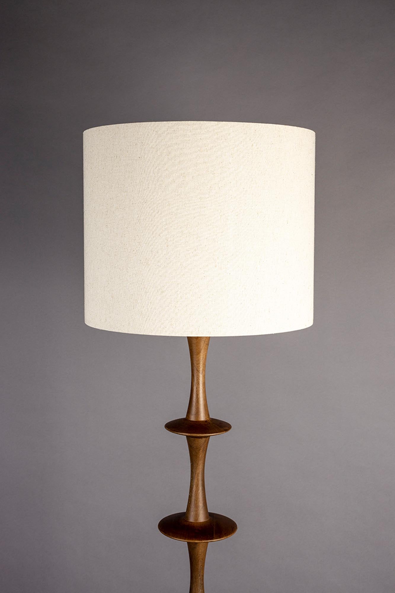 Die Stehleuchte Cath von Dutchbone: Elegantes Leinen, robustes Mangoholz, ideal für Wohnzimmer und Leseecken. Stilvoll und funktional.