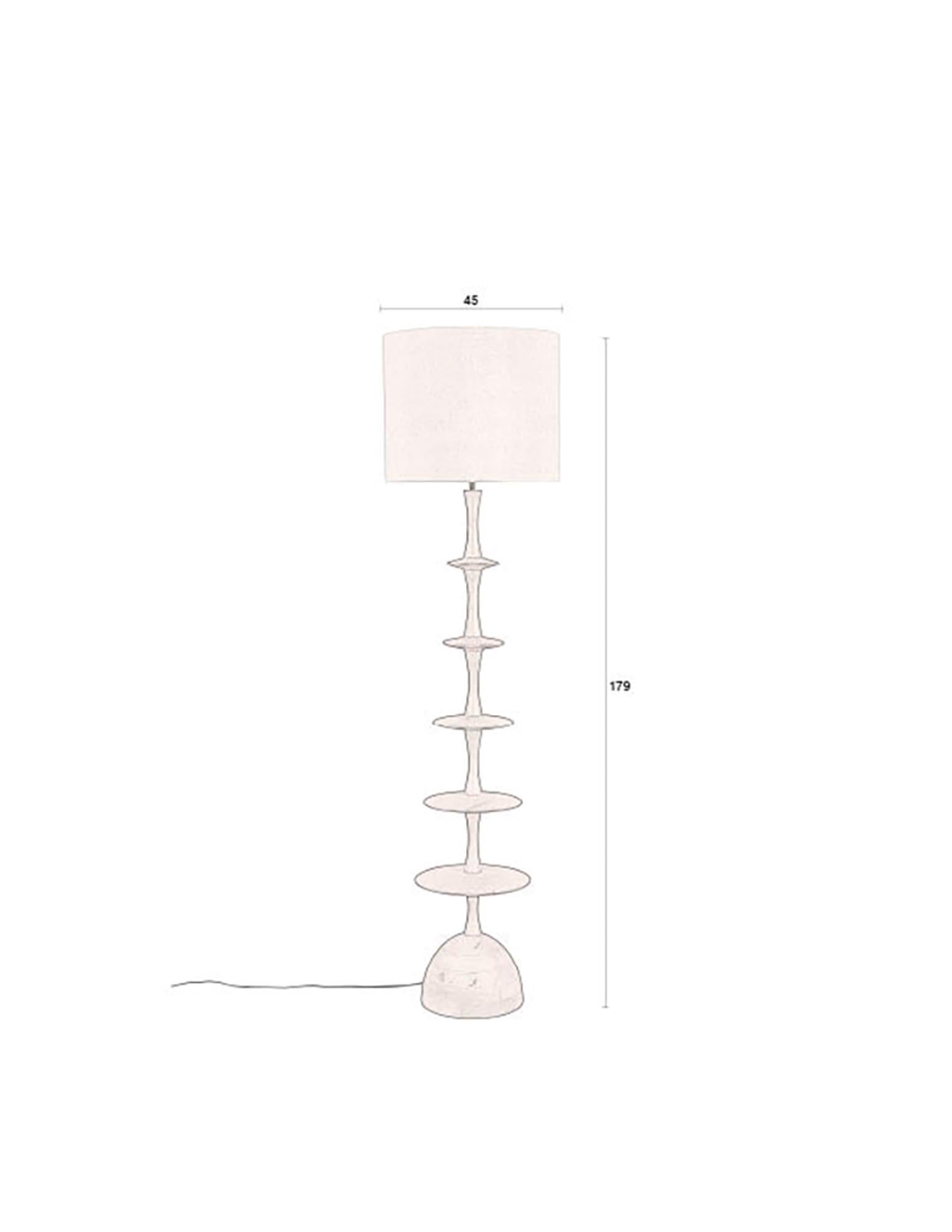 Moderne Stehleuchte Cath von Dutchbone, die durch ihr elegantes Design und sanftes Licht eine gemütliche Atmosphäre schafft.