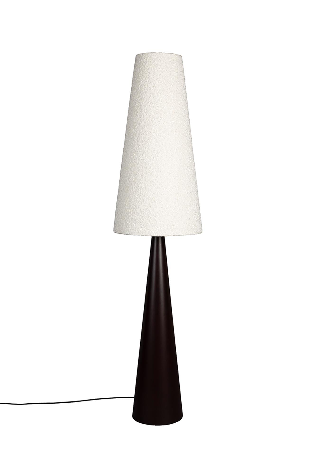 Die Miki Bouclé Stehlampe von Dutchbone vereint industrielle Eleganz mit modernem Bouclé-Stoff für eine warme, stilvolle Atmosphäre.