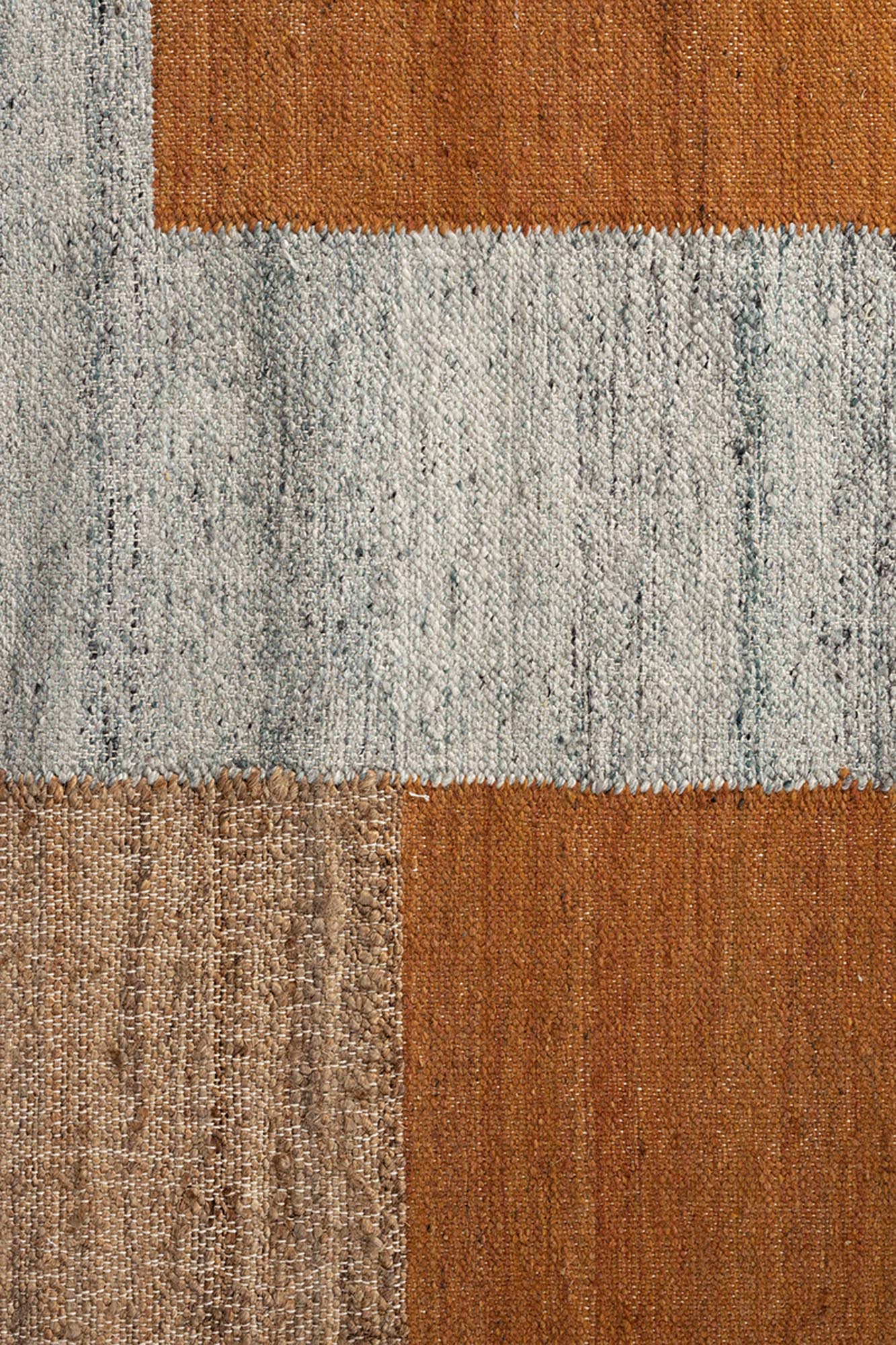 Entdecken Sie den eleganten Carpet Pavilion von Dutchbone: handgewebt, strapazierfähig und perfekt für ein gemütliches Zuhause.