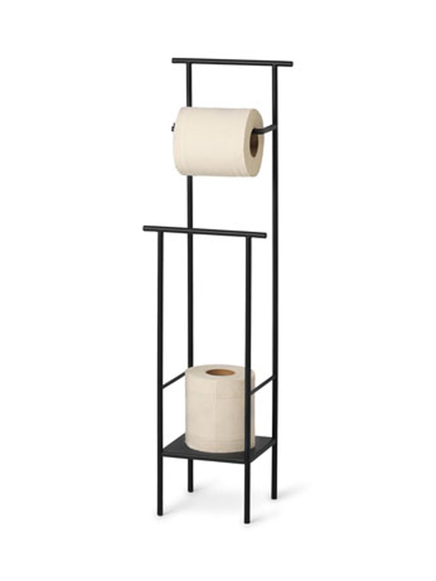 Der stilvolle Dora Toilettenpapierständer von Ferm Living aus langlebigem Metall vereint Funktionalität und modernes Design für jedes Badezimmer.