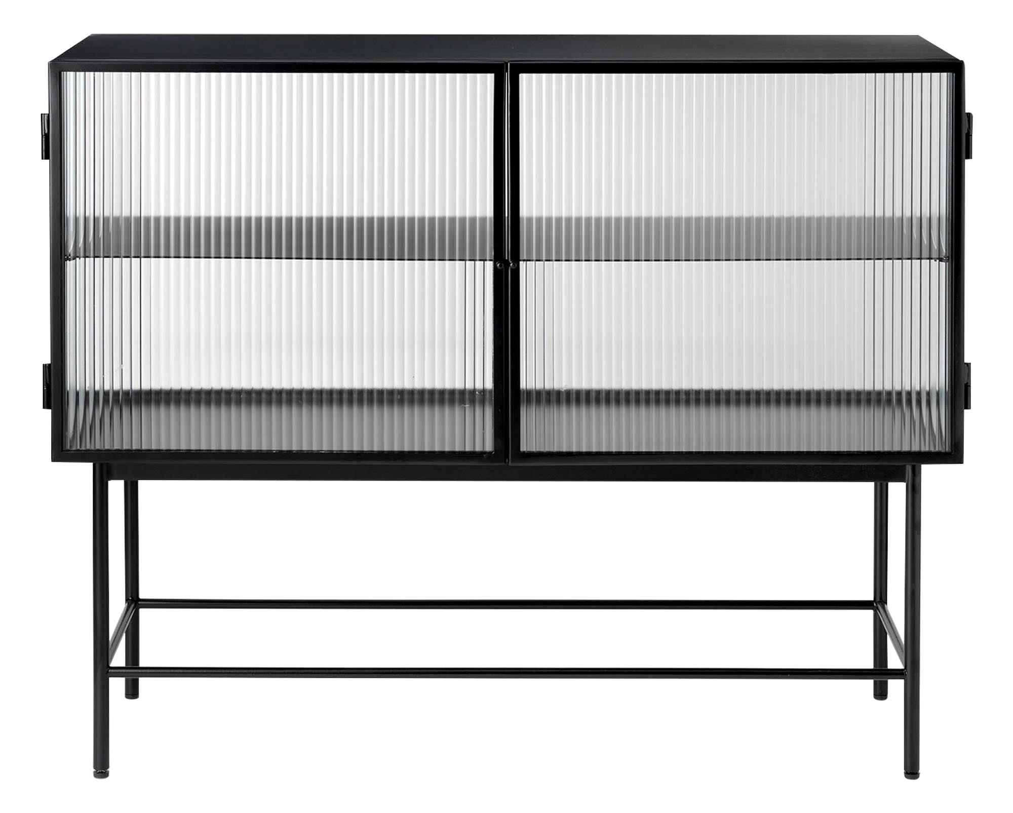 Modernes Haze Sideboard von Ferm Living mit geriffeltem Glas und stabiler Metallstruktur, ideal für stilvolle Aufbewahrungslösungen.
