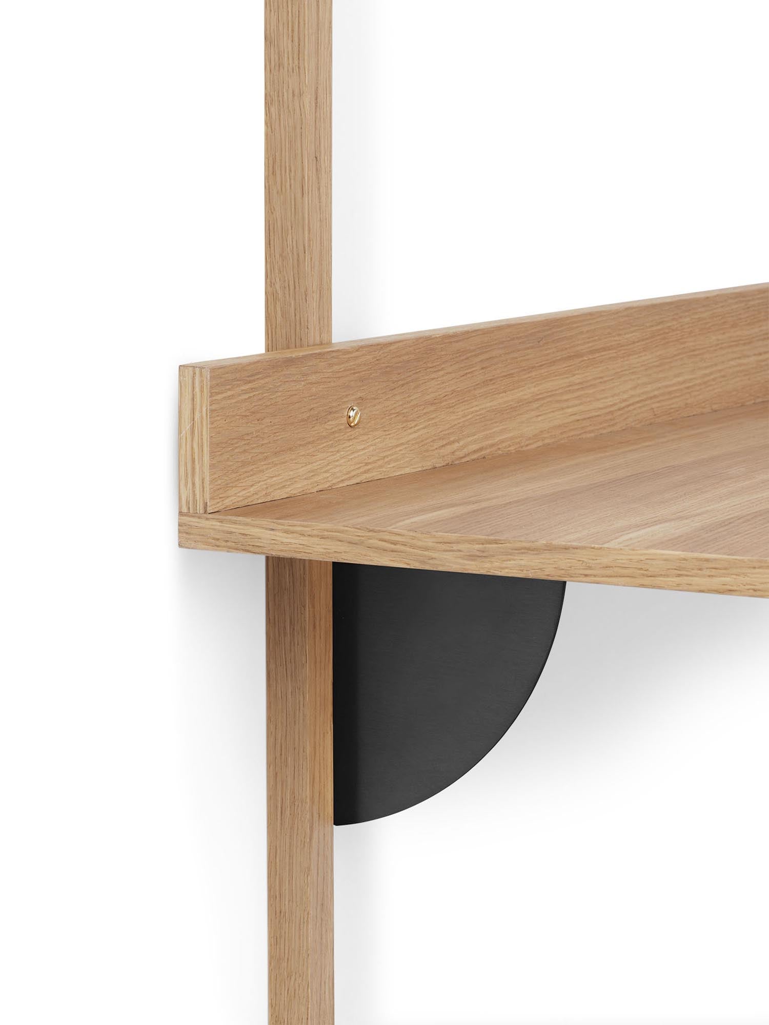 Moderner Schreibtisch aus Eichenholz, veredelt mit stilvollen Messingdetails für ein zeitgemäßes Arbeitsumfeld.