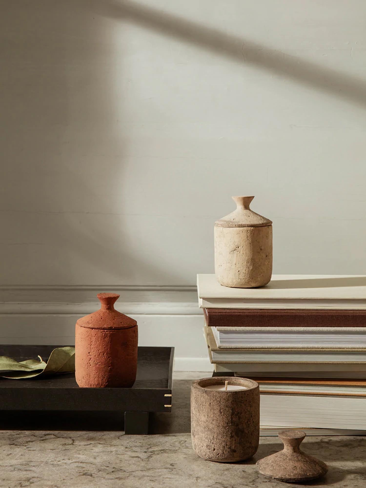 Ura Duftkerze: Einzigartige Terrakotta-Oberfläche, erdige Eleganz und entspannende Aromen für eine harmonische Wohnatmosphäre.