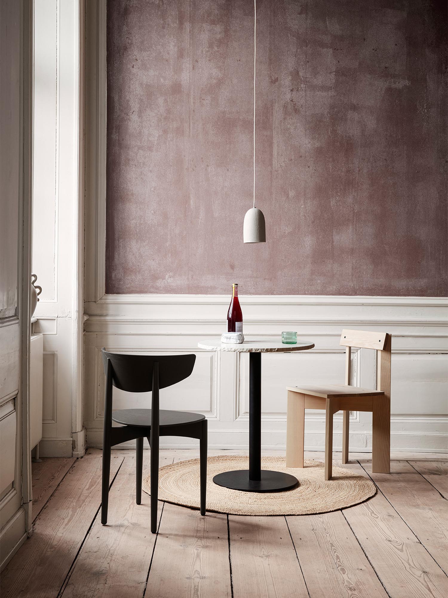 Stylischer Ark Stuhl von Ferm Living, der durch seine klare Linienführung und zeitgemäße Ästhetik besticht.