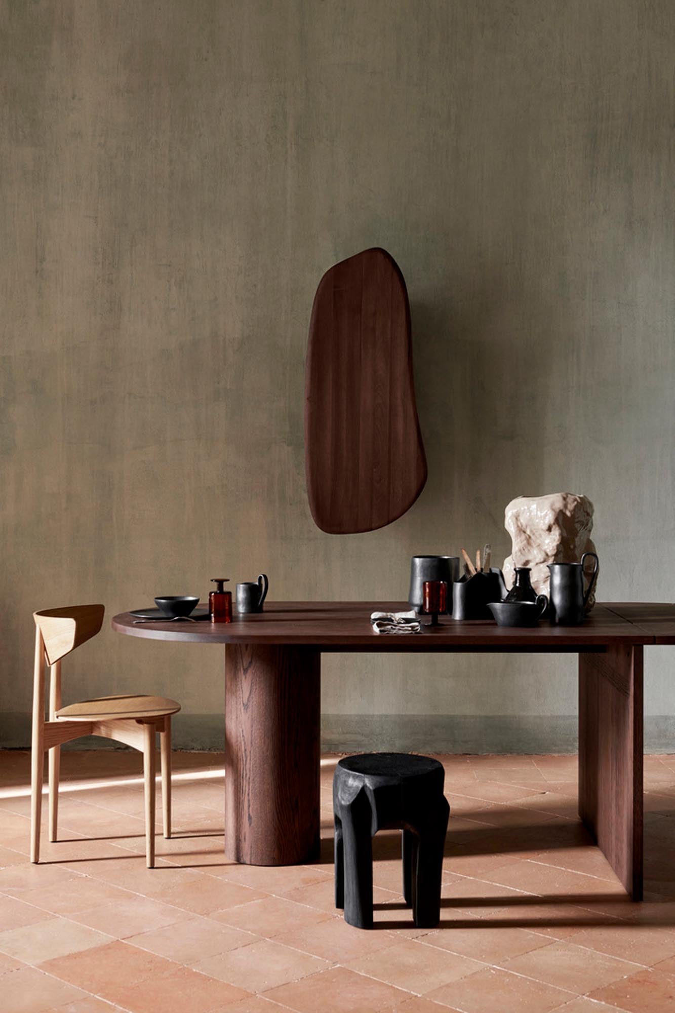 Moderner Feve Wandschrank von Ferm Living, gefertigt aus hochwertigem Nussbaumholz, perfekt für eine stilvolle und funktionale Raumgestaltung.