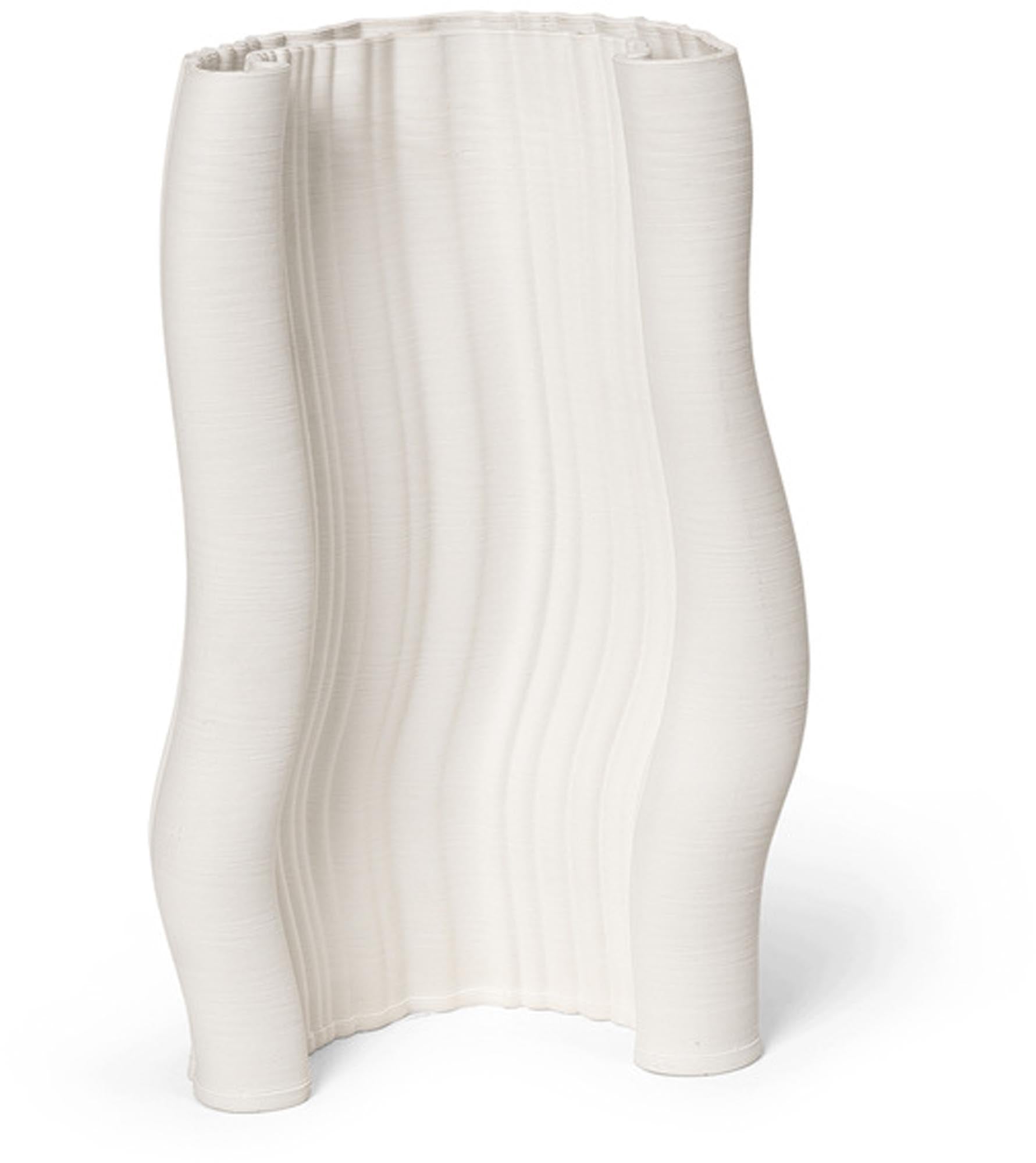 Die Moiré Vase von Ferm Living: Ein 3D-gedrucktes Kunstwerk mit organischem Moiré-Muster, ideal für Blumen oder als Design-Statement.