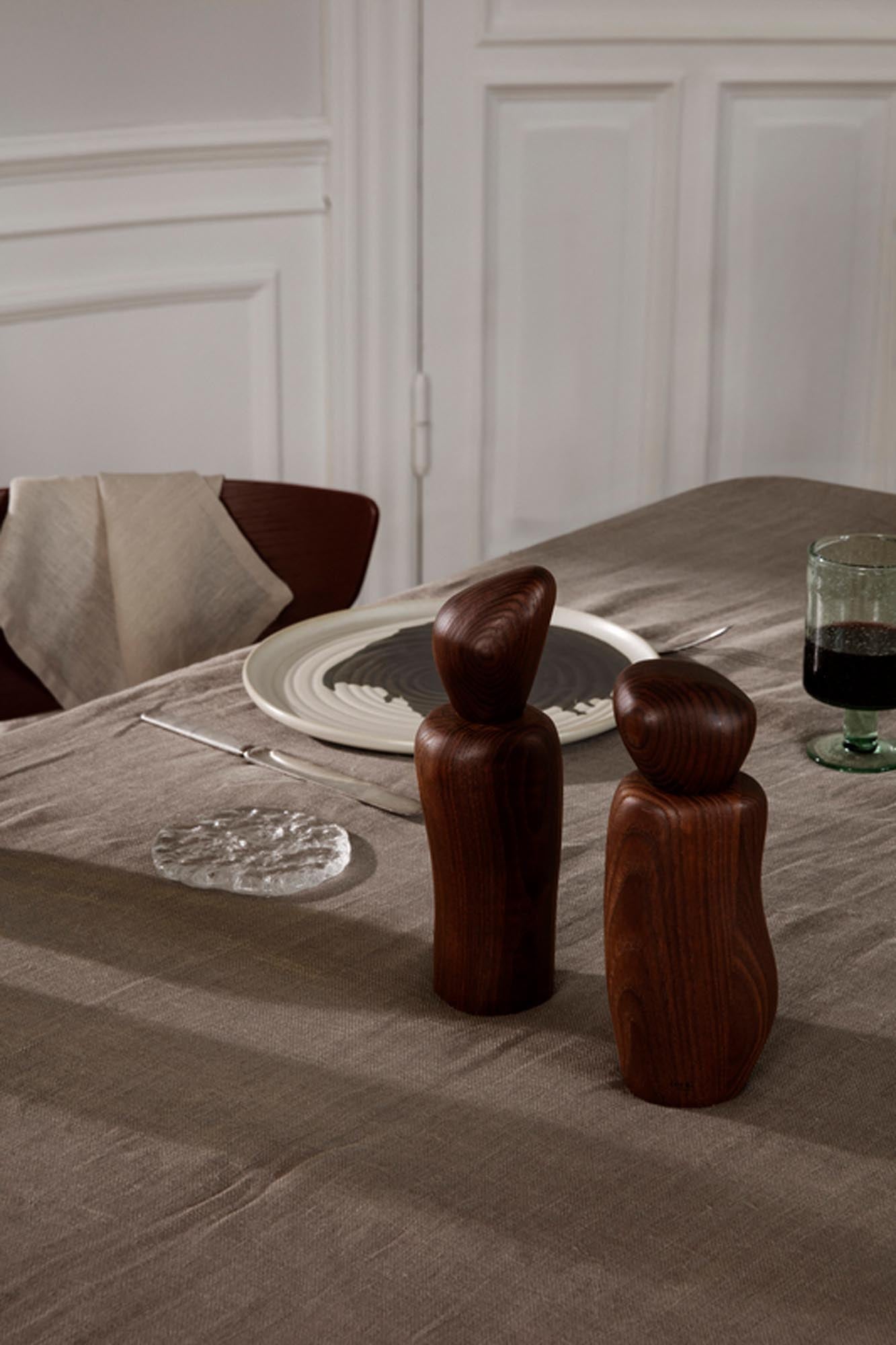Pebble Gewürzmühle in Dunkelbraun präsentiert im Onlineshop von KAQTU Design AG. Salz & Pfeffer ist von Ferm Living