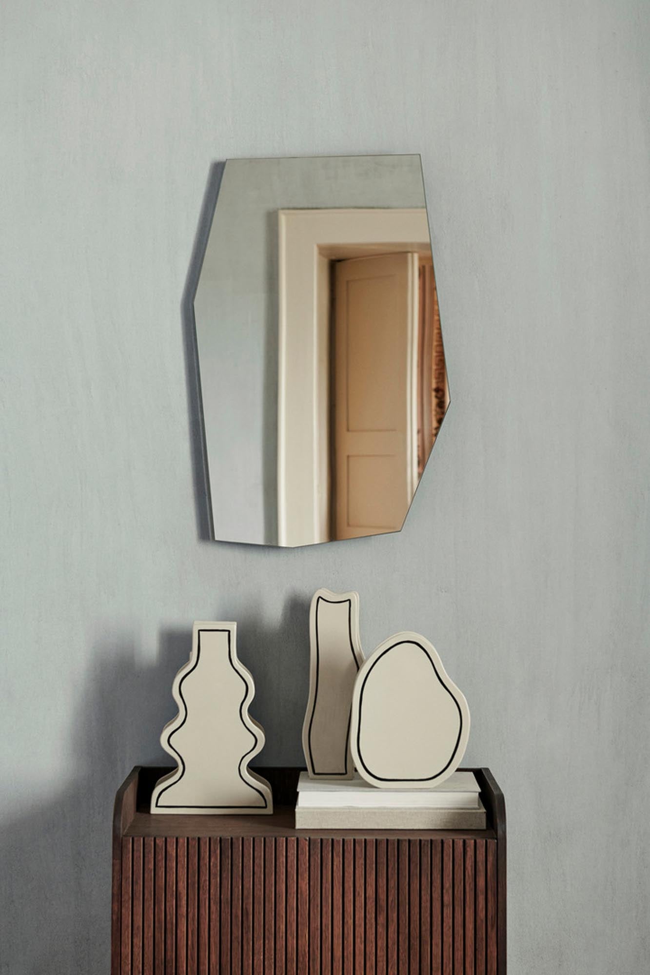 Asymmetrischer Wandspiegel Shard von Ferm Living, der mit seinen einzigartigen Kanten stilvolle Akzente in jedem Raum setzt.