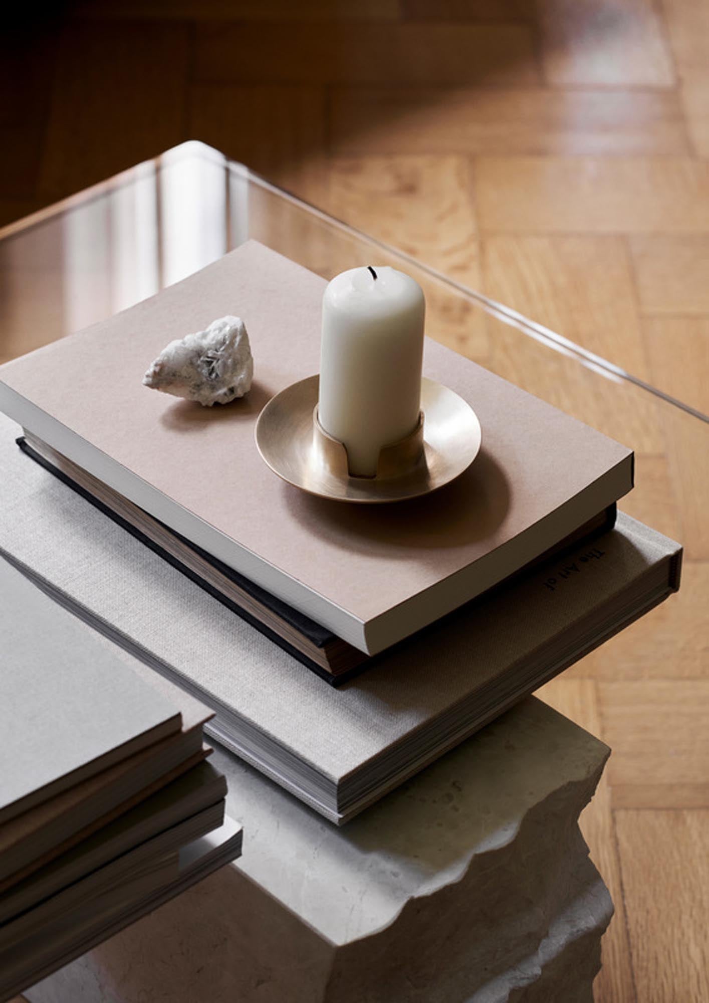 Erlebe den Block-Kerzenständer von Ferm Living: Hochwertiges Messing, minimalistisches Design und perfekte Ergänzung für jeden Raum.