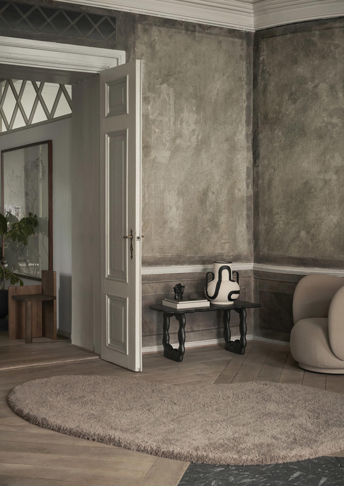 Stilvoller Wollteppich Forma von Ferm Living, der mit seiner weichen Textur und modernen Designs jeden Raum aufwertet.