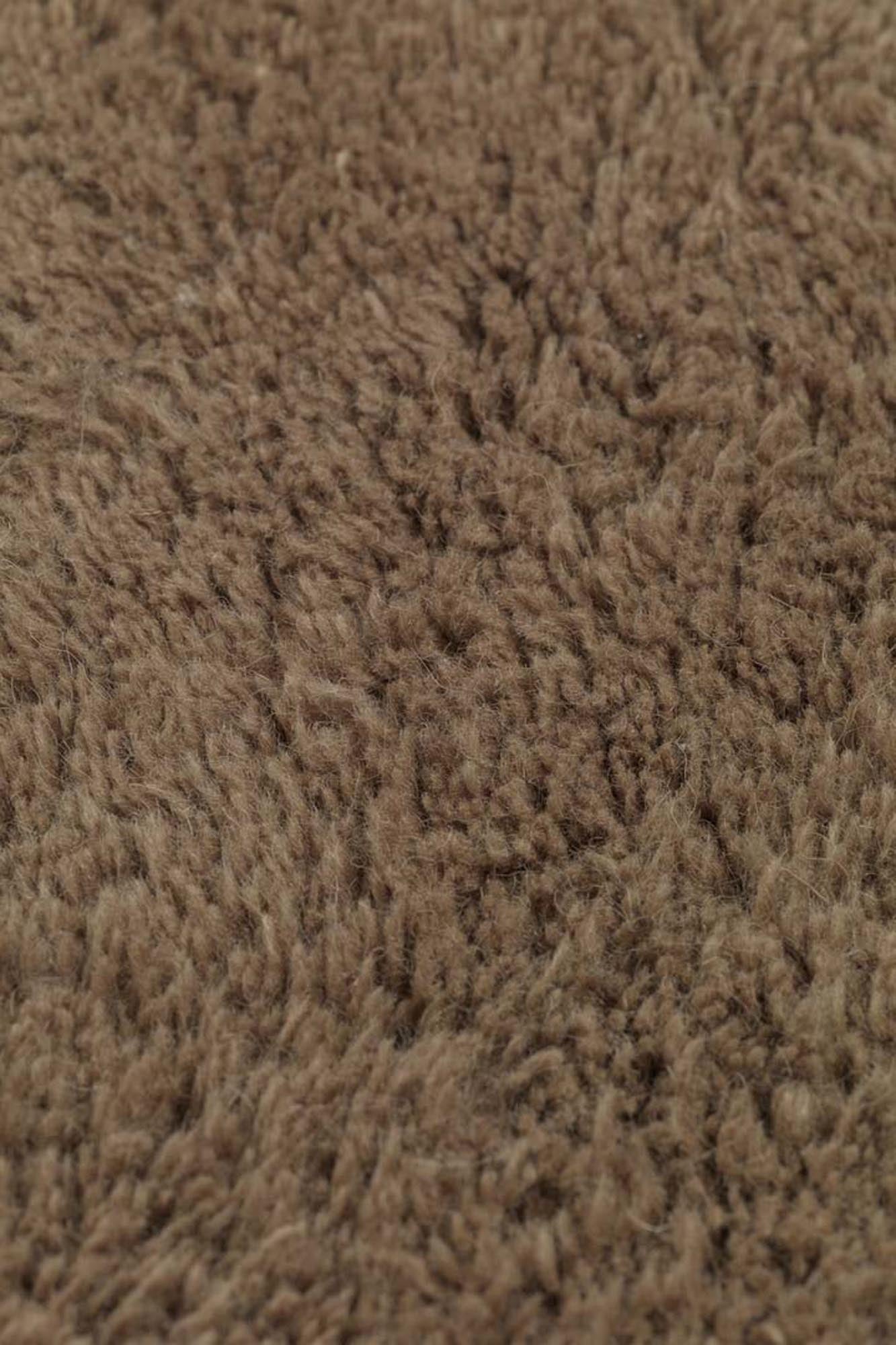 Erlebe den Forma Wollteppich von Ferm Living: Ein luxuriöser, organischer Teppich aus neuseeländischer Wolle, ideal für stilvolle Akzente.