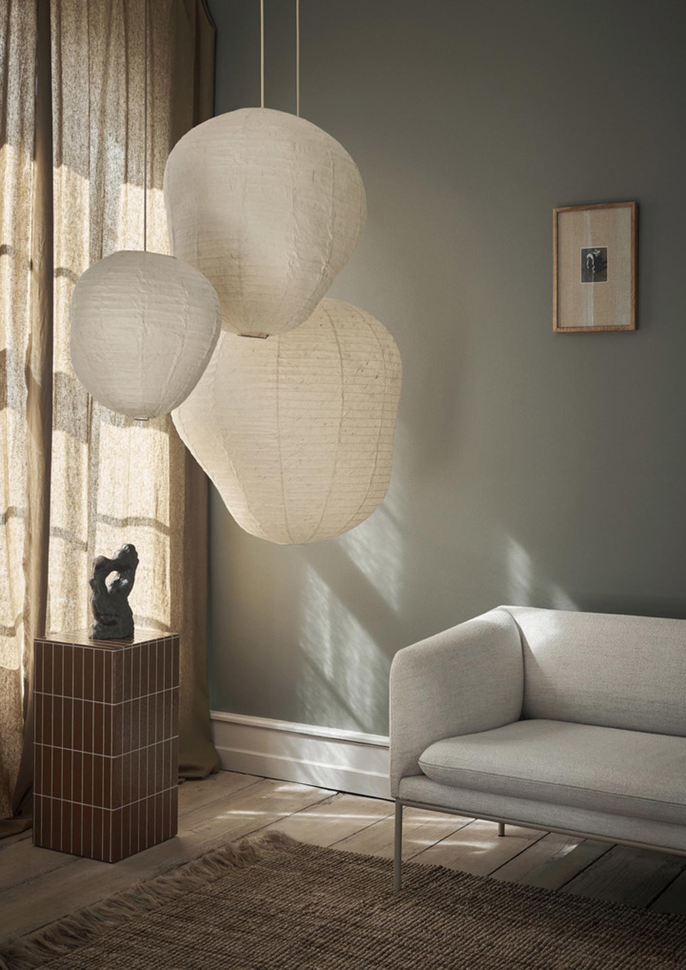 Entdecken Sie den Kurbis-Lampenschirm 40 von Ferm Living – ein stilvolles Designelement aus hochwertigem Washi-Edelstahlmix, das warmes Licht und Eleganz in Ihr Zuhause bringt.
