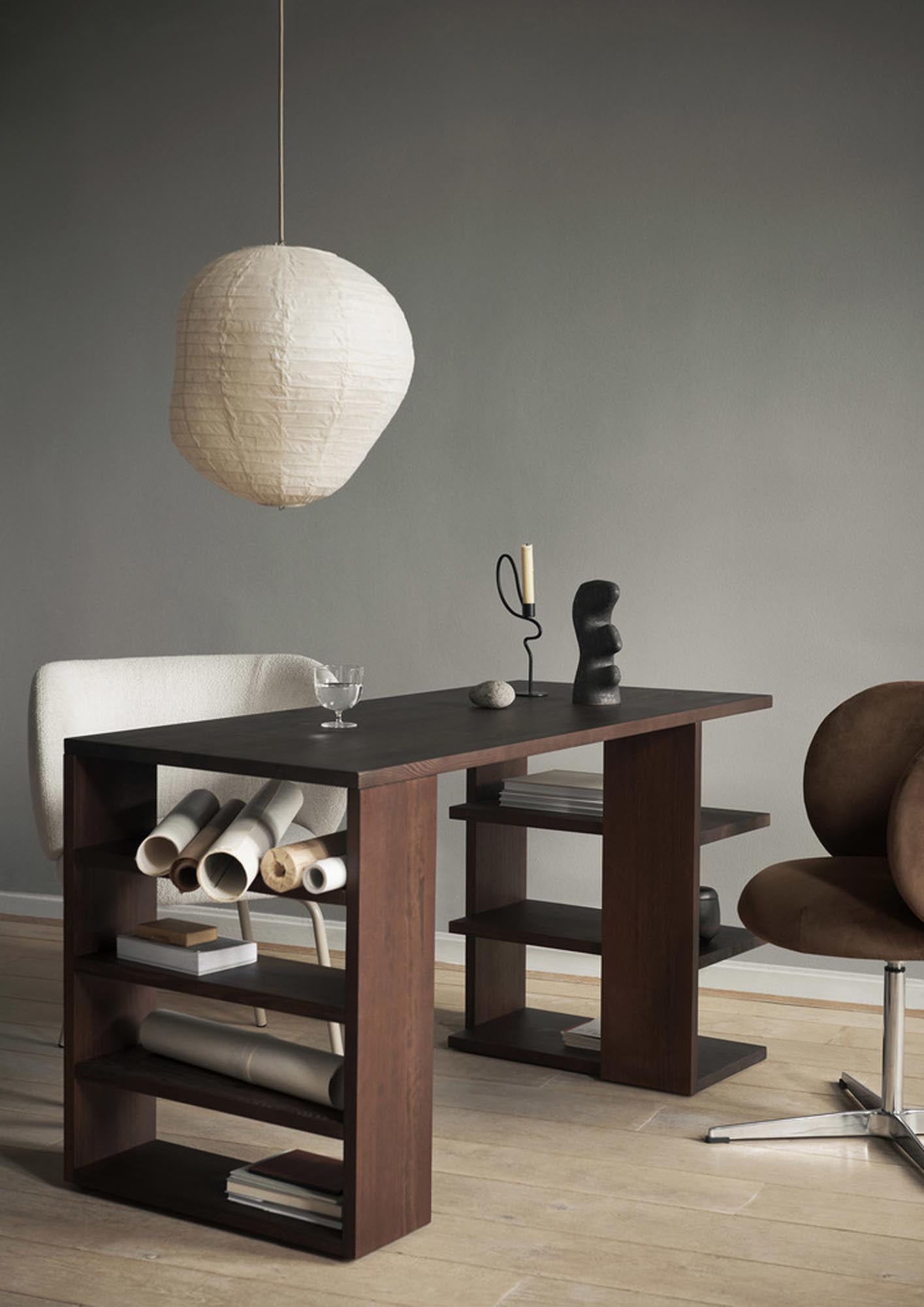 Entdecken Sie den Kurbis-Lampenschirm 60 von Ferm Living – ein elegantes Designelement aus hochwertigem Washi-Edelstahlmix, das warmes Licht und skulpturale Schönheit vereint.