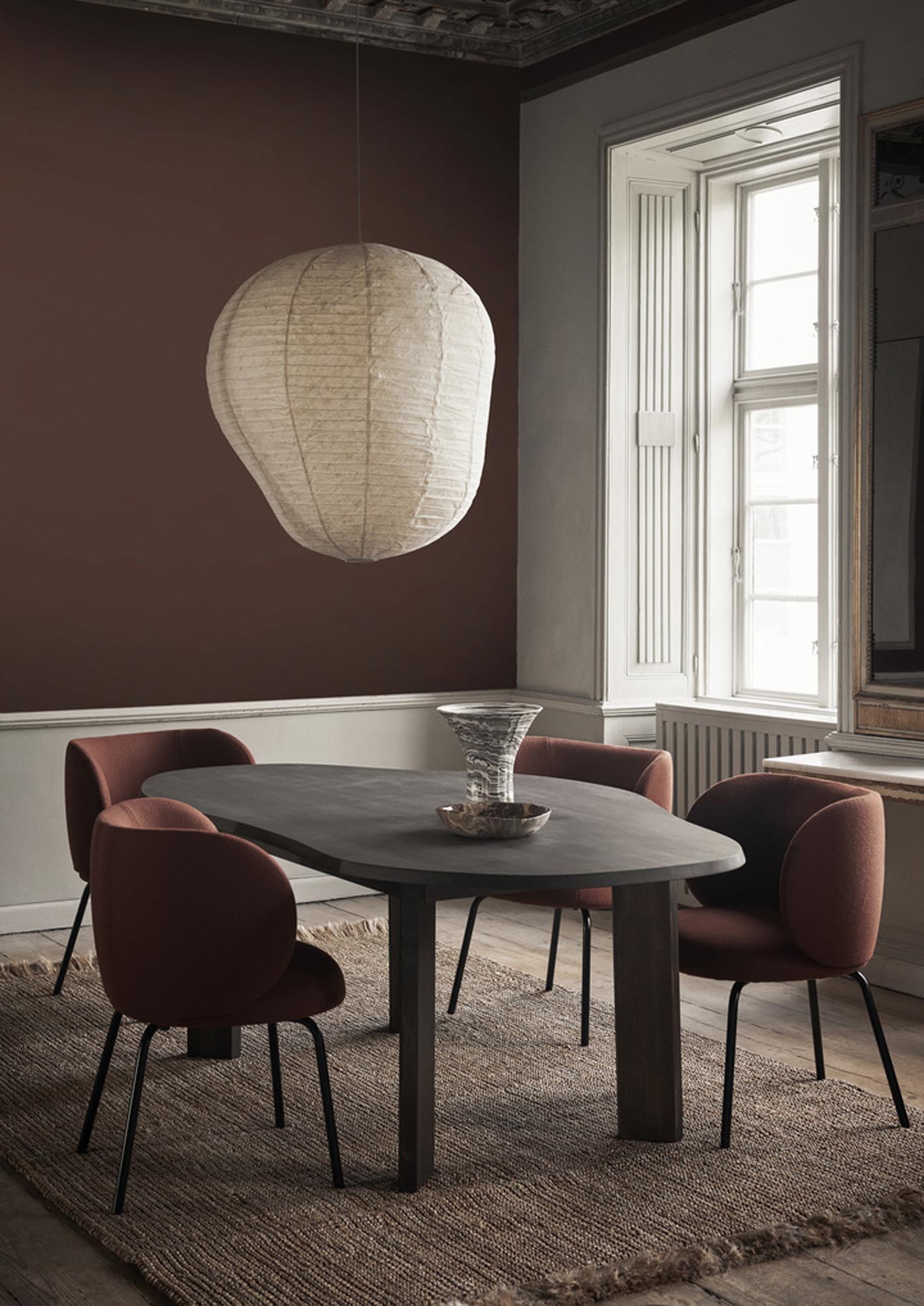 Entdecken Sie den Kurbis-Lampenschirm 80 von Ferm Living – ein stilvolles Designelement aus hochwertigem Washi-Edelstahlmix, das sanftes Licht und organische Formen vereint.