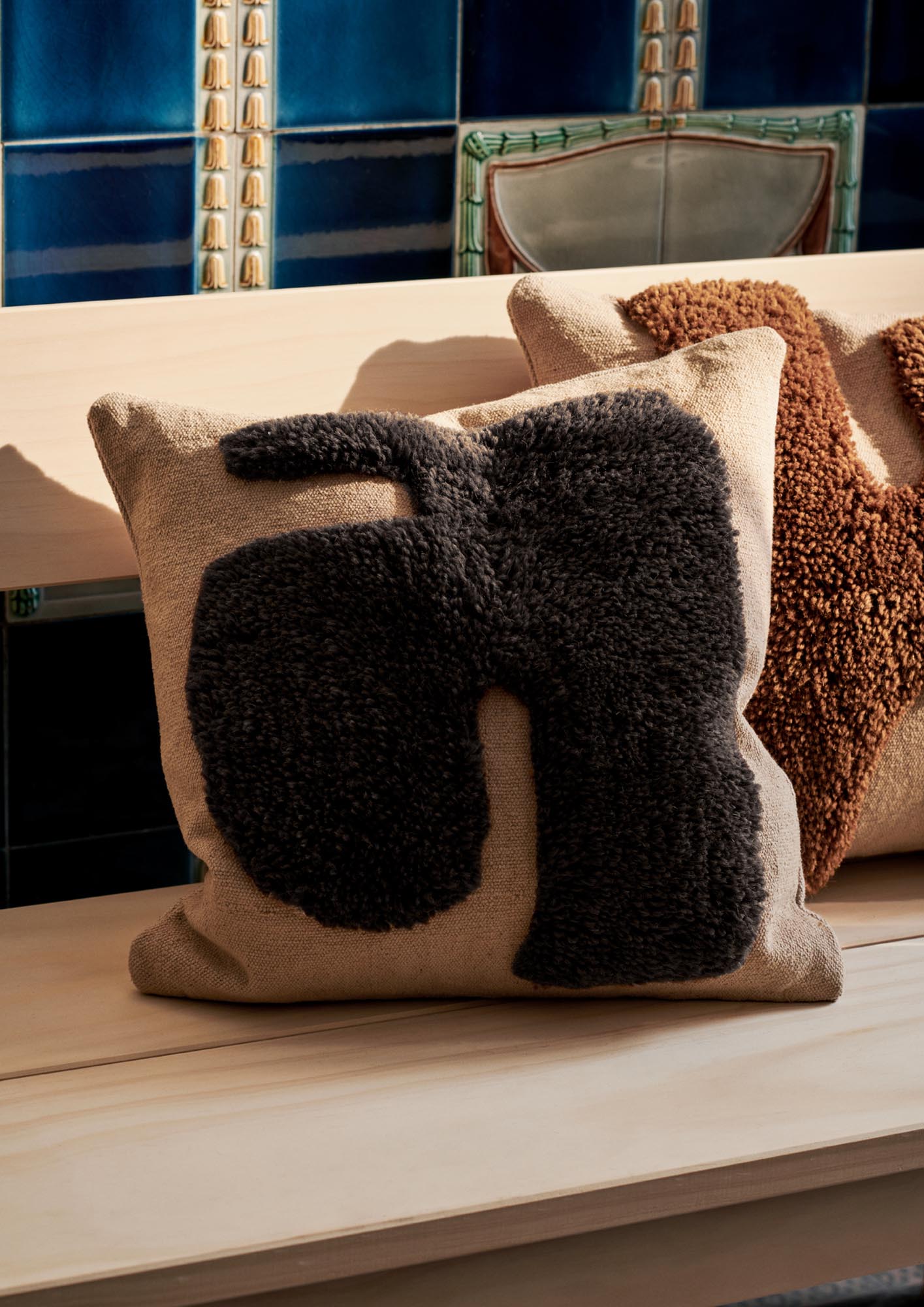 Entdecke das Lay-Kissen von Ferm Living: Ein elegantes Design aus Baumwoll-Canvas und luxuriöser Wolle, perfekt für jeden Raum.