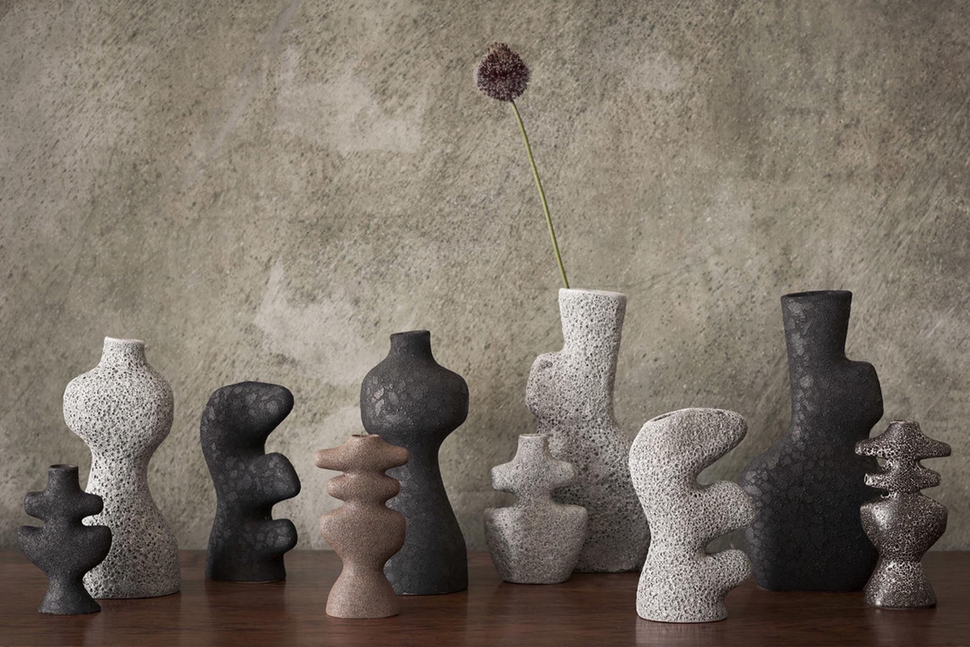 Die Yara Vase Medium von Ferm Living vereint modernes Design und natürliche Eleganz. Aus hochwertigem Steingut gefertigt, bringt sie stilvolle Akzente in Ihr Zuhause.