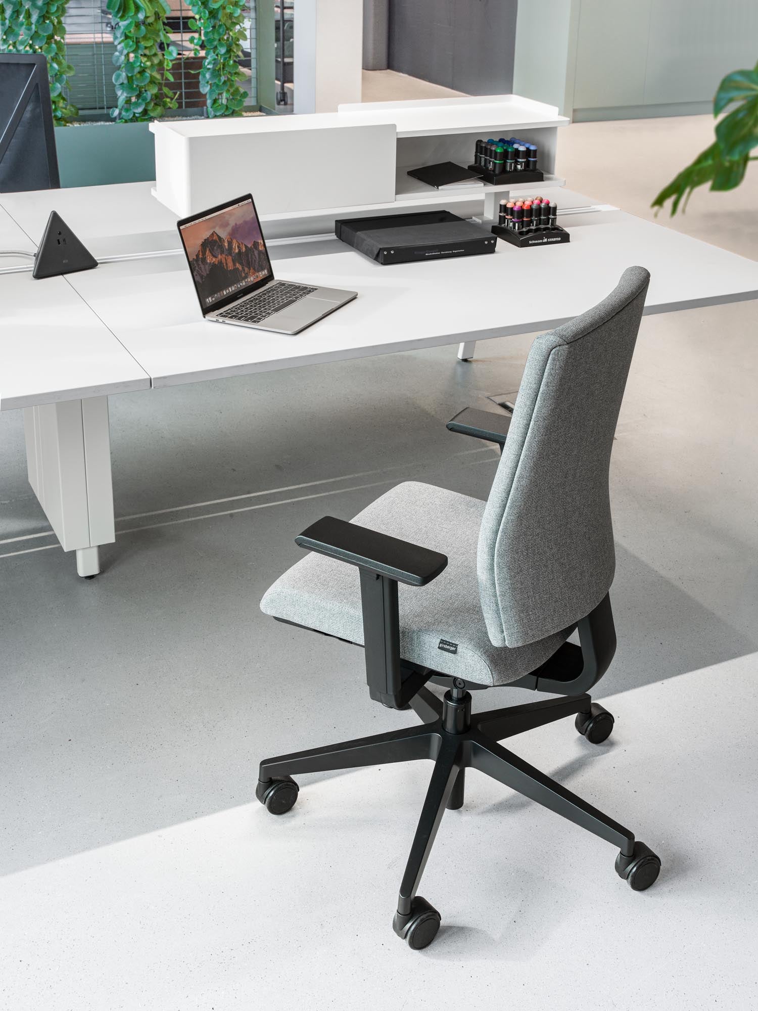 Stylischer Bürostuhl Kyra Flex von Girsberger mit Armlehnen, ideal für komfortables und gesundes Sitzen im Büro.