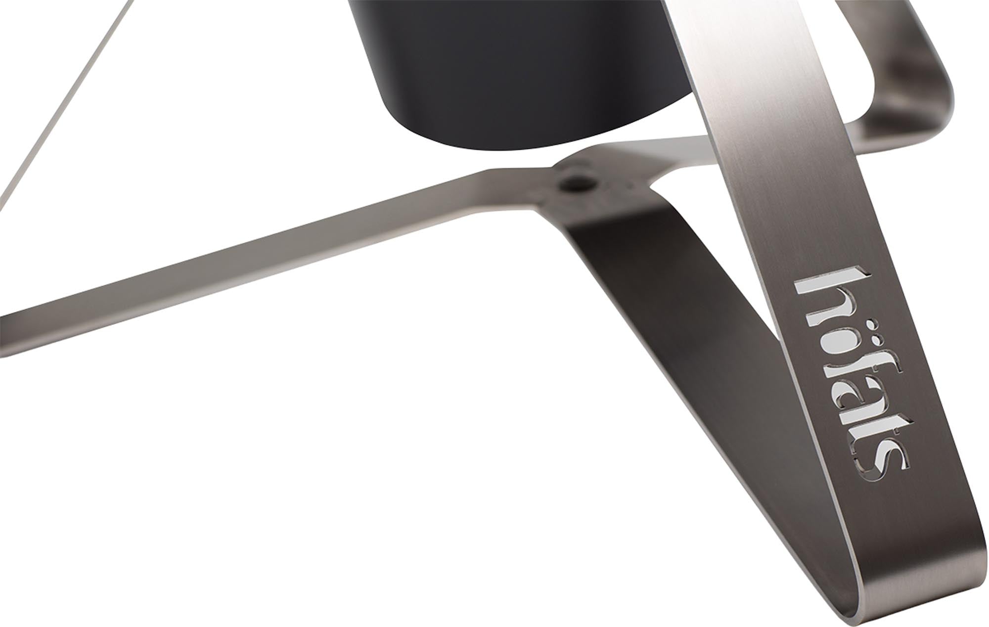 CONE Kohlegrill von Höfats: Stilvoller Holzkohlegrill mit modernem Design, perfekt für gesellige Grillabende und gemütliche Feuermomente.