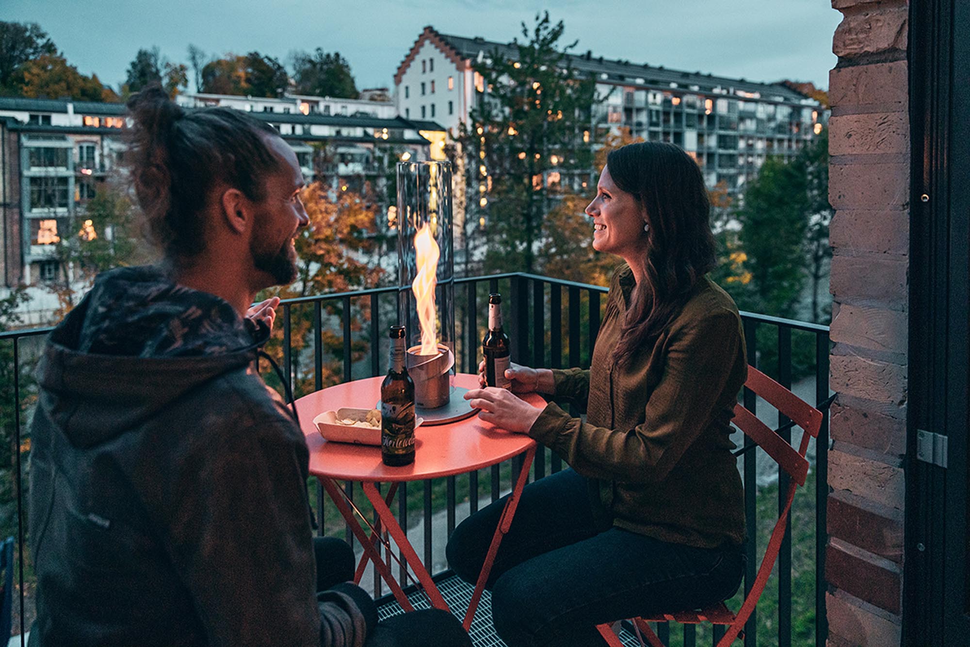 Elegante Fackel SPIN von Höfats, ideal für stimmungsvolle Abende im Freien, vereint modernes Design mit funktionaler Schönheit.