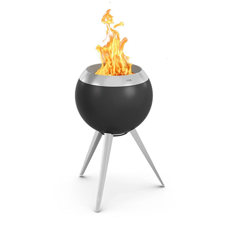 Elegante Feuerschale Moon 45 von Höfats, ideal für gemütliche Abende im Freien und stimmungsvolle Atmosphäre im Garten.