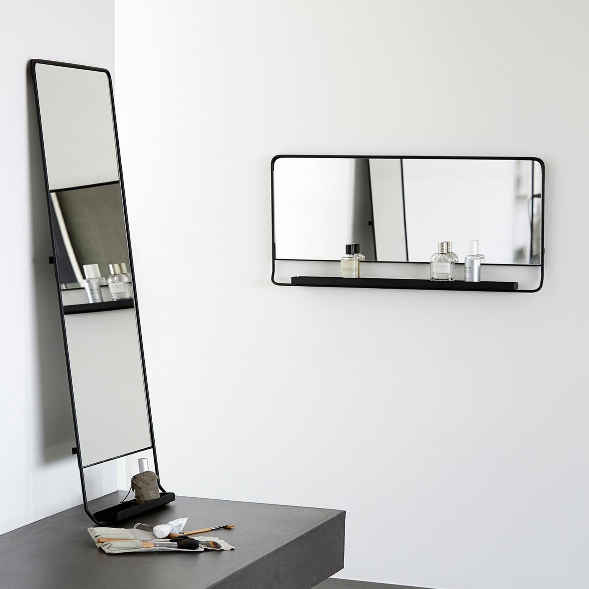 Moderner Wandspiegel mit praktischer Ablage von House Doctor, ideal für eine stilvolle und funktionale Raumgestaltung.