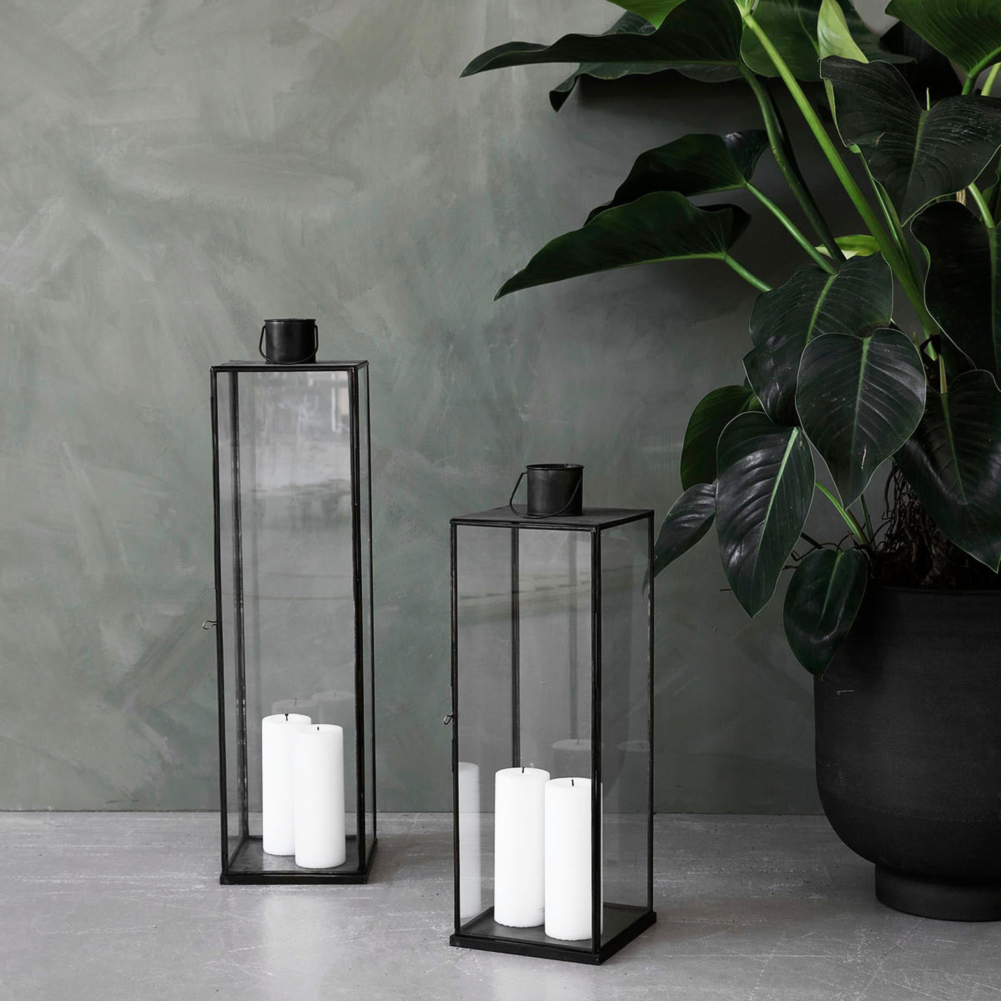 Entdecken Sie die elegante Laterne Narrow von House Doctor, die mit ihrem minimalistischen Design und warmem Licht eine einladende Atmosphäre schafft.