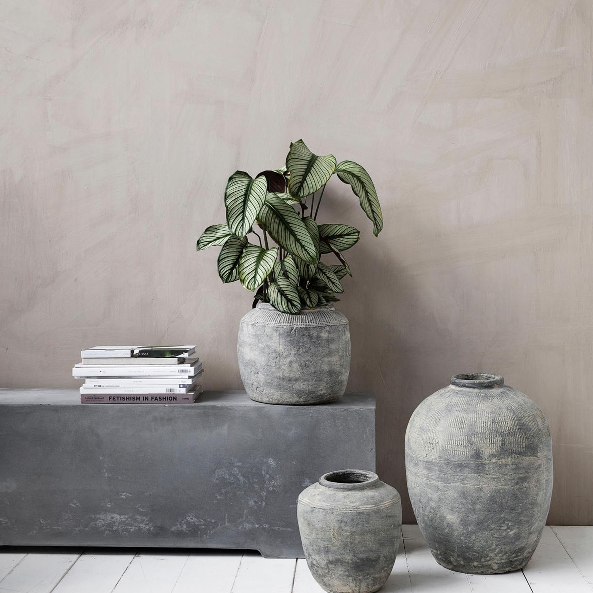 Rustikale Vase aus Beton von House Doctor, perfekt für kreative Blumenarrangements und als dekoratives Element in jedem Wohnraum.