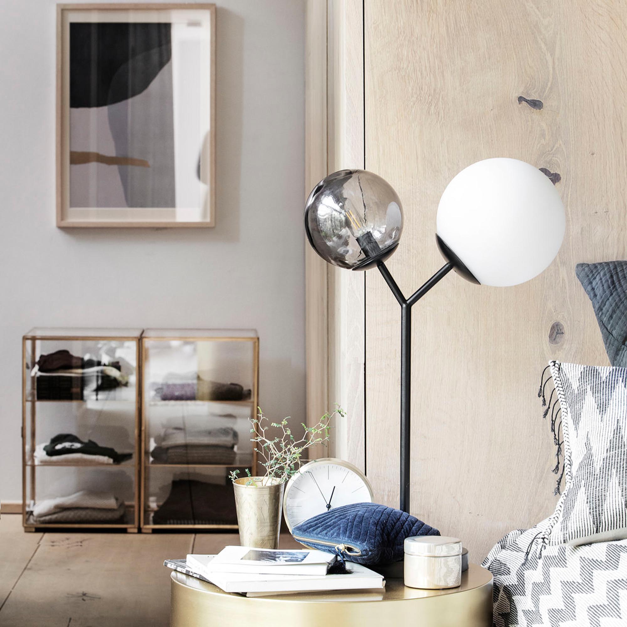 Elegante Tischlampe Twice von House Doctor mit zwei Glaskugeln in rauchig-transparent und weiß. Perfekt für gemütliches Licht in jedem Raum.