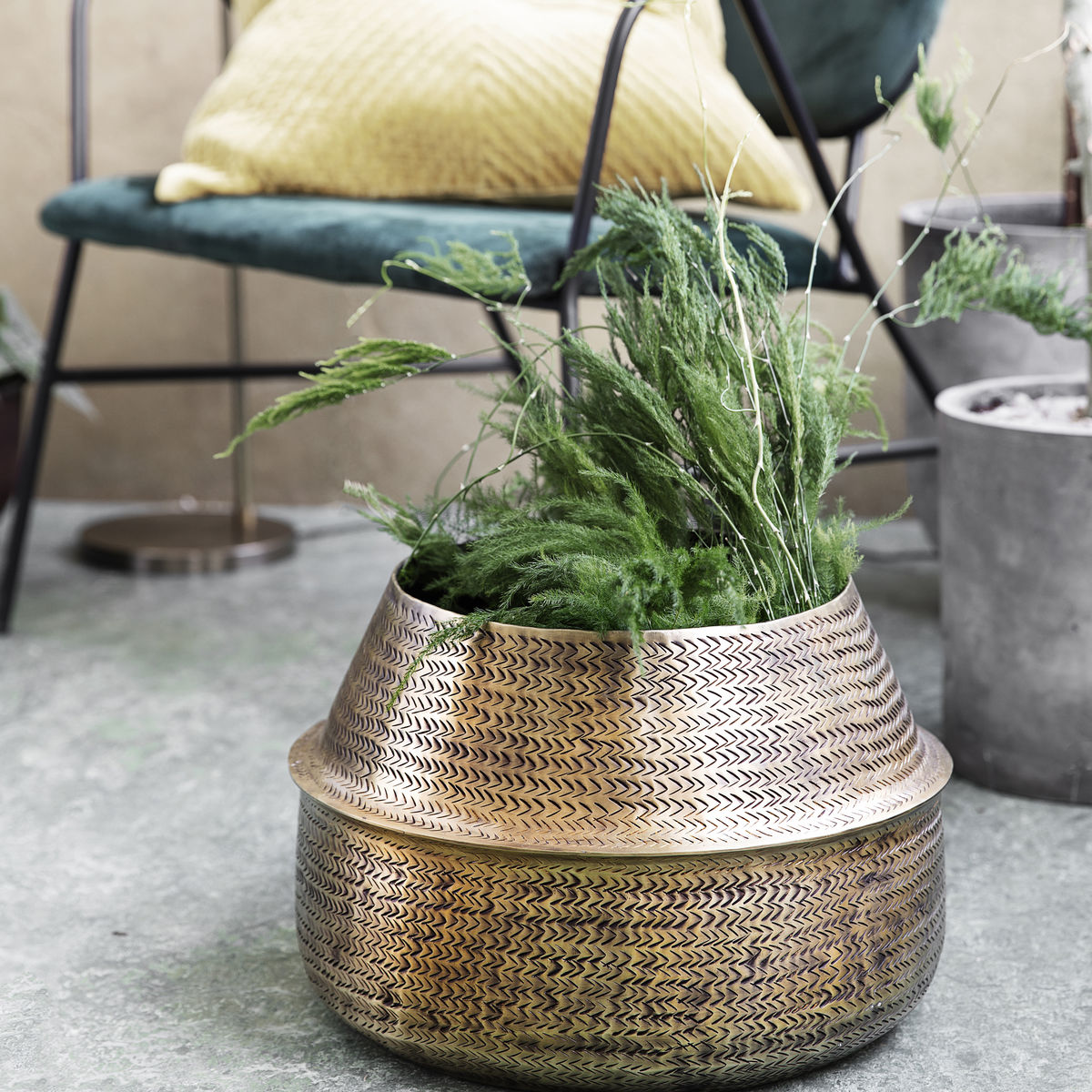 Eleganter Blumenkasten aus Rattan mit stilvollem Messing-Finish, ideal für die Präsentation von Pflanzen im modernen Zuhause.